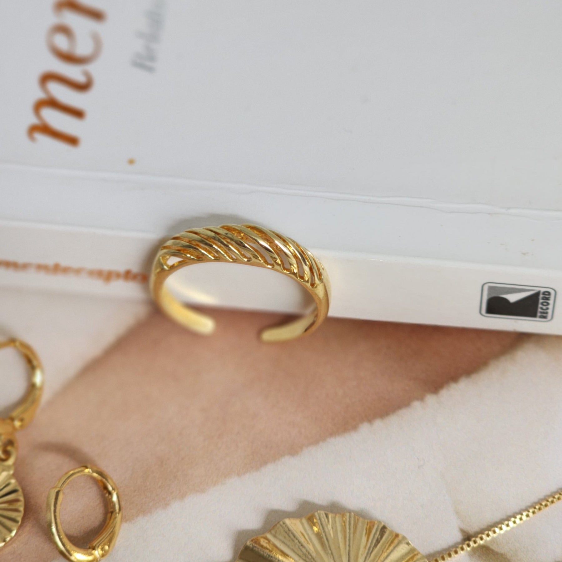 Kit Colar Orgânico + Brinco Argola Medalha Texturizada + Anel Croissant Regulável - Banho de Ouro 18k