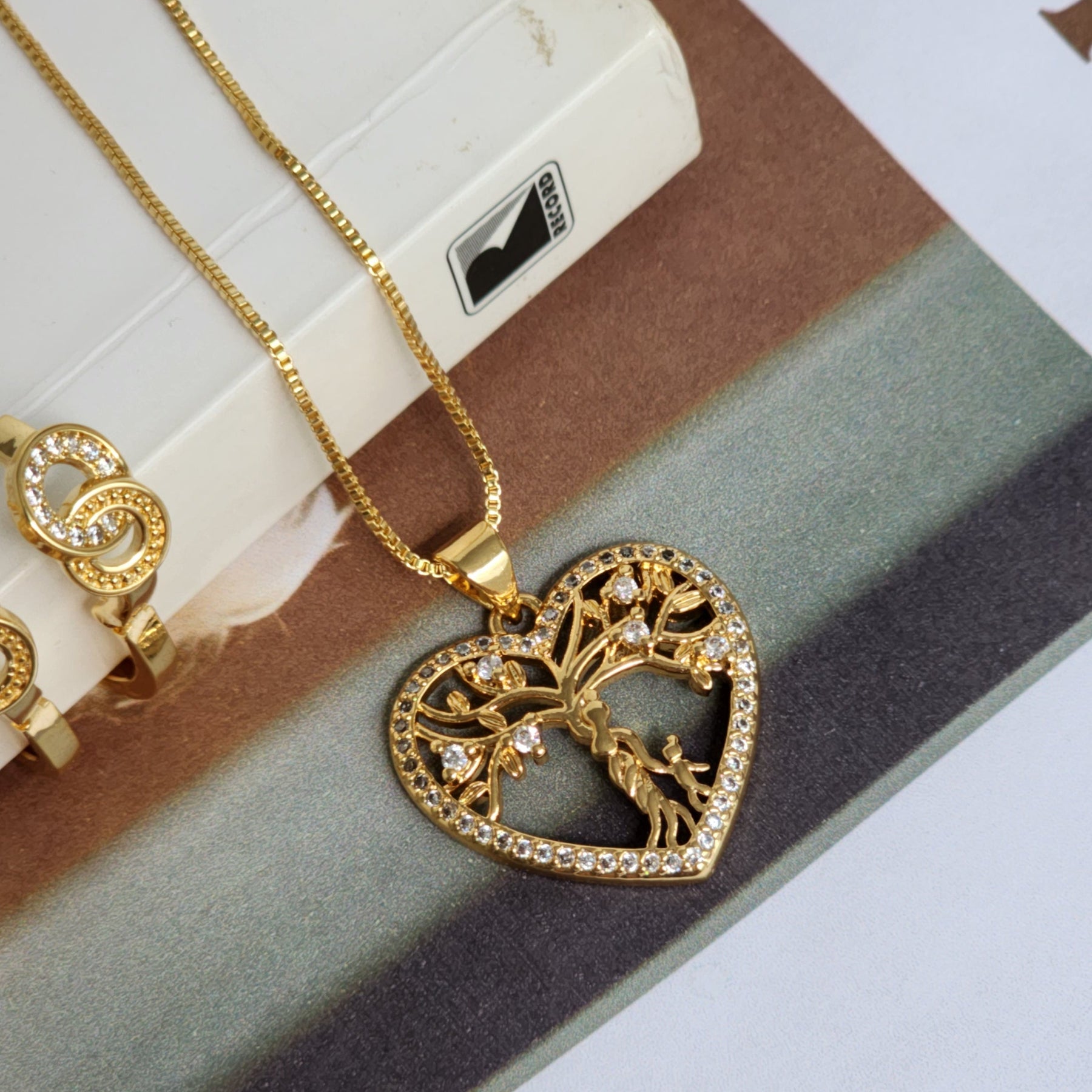 Kit Conjunto Colar Árvore da Vida Coração Cravejado + Brinco Argola Cravejado — Banho de Ouro 18k