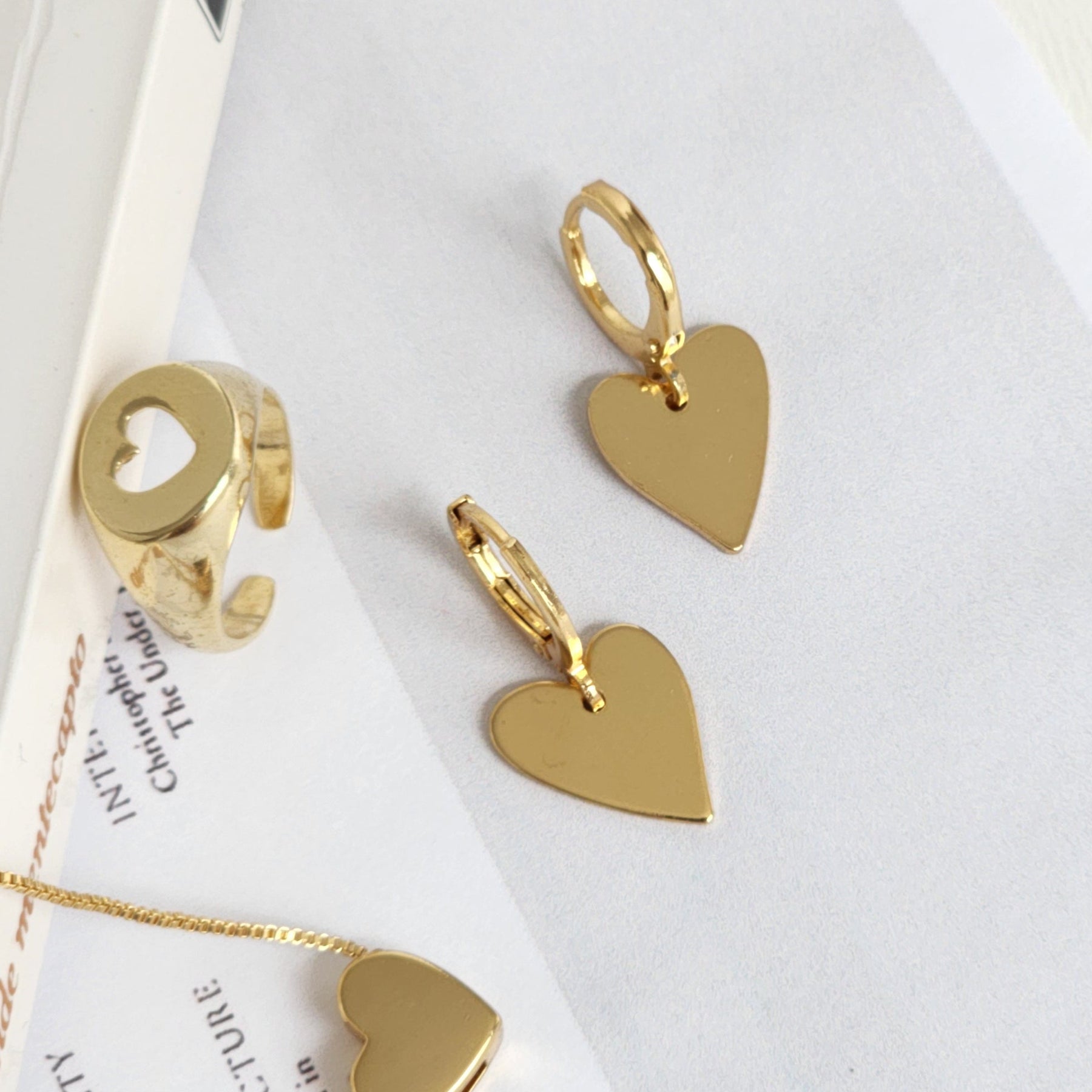 Kit Colar + Brinco Argola + Anel de Dedinho Regulável Coração — Banho de Ouro 18k