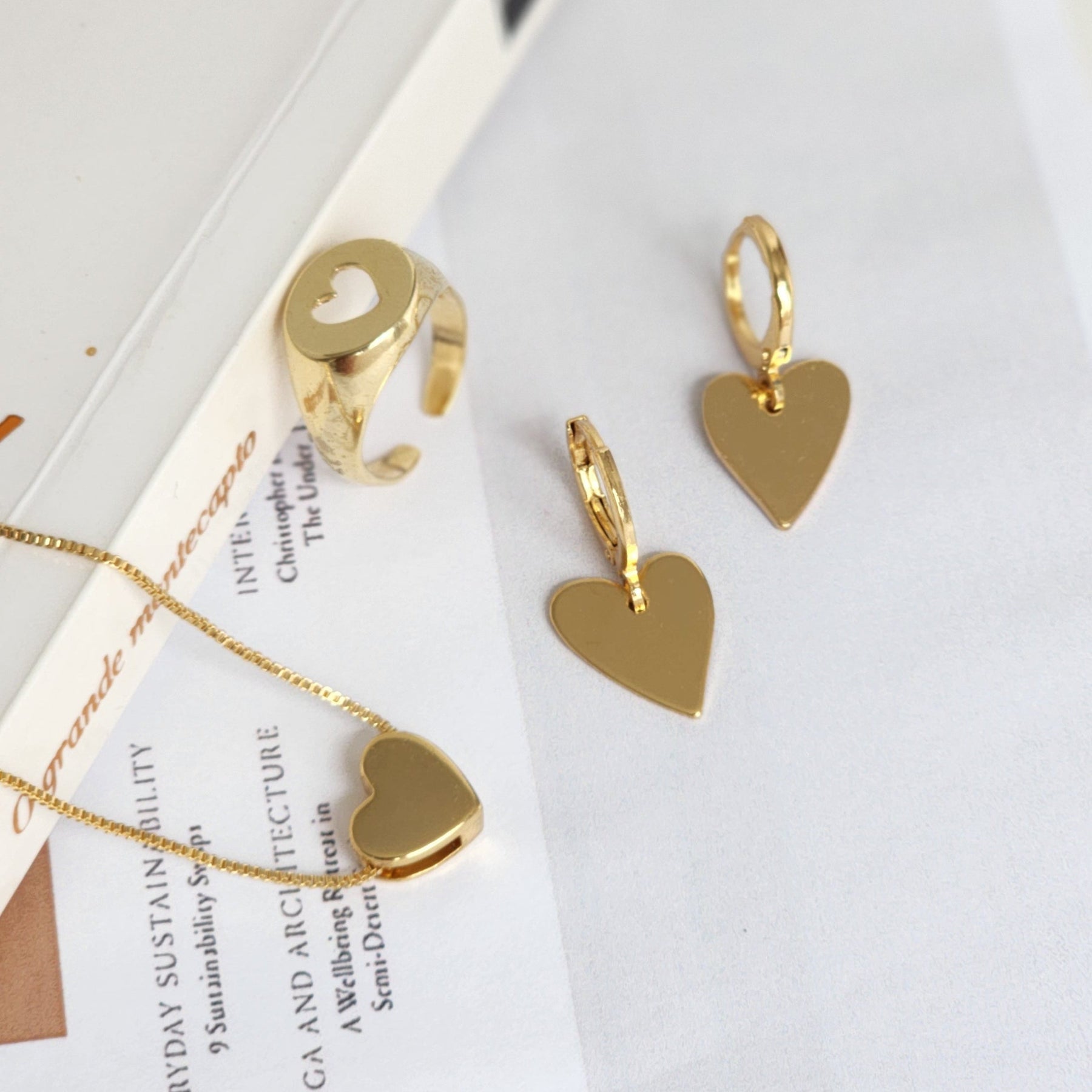 Kit Colar + Brinco Argola + Anel de Dedinho Regulável Coração — Banho de Ouro 18k