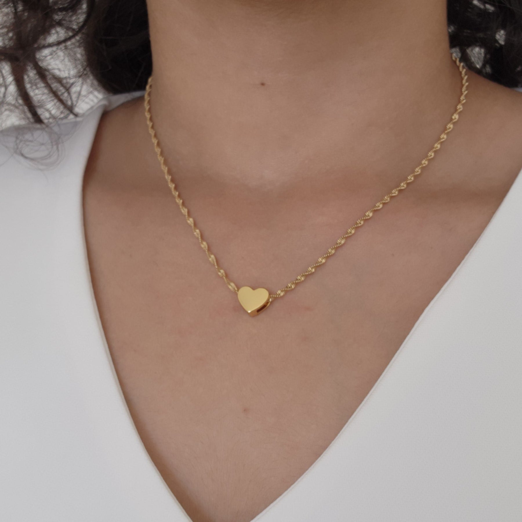 Choker Fita Torcida com Pingente de Coração - Banho de Ouro 18k