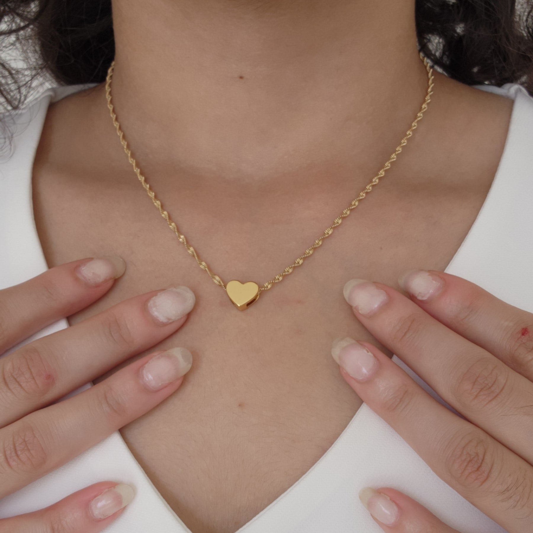 Choker Fita Torcida com Pingente de Coração - Banho de Ouro 18k