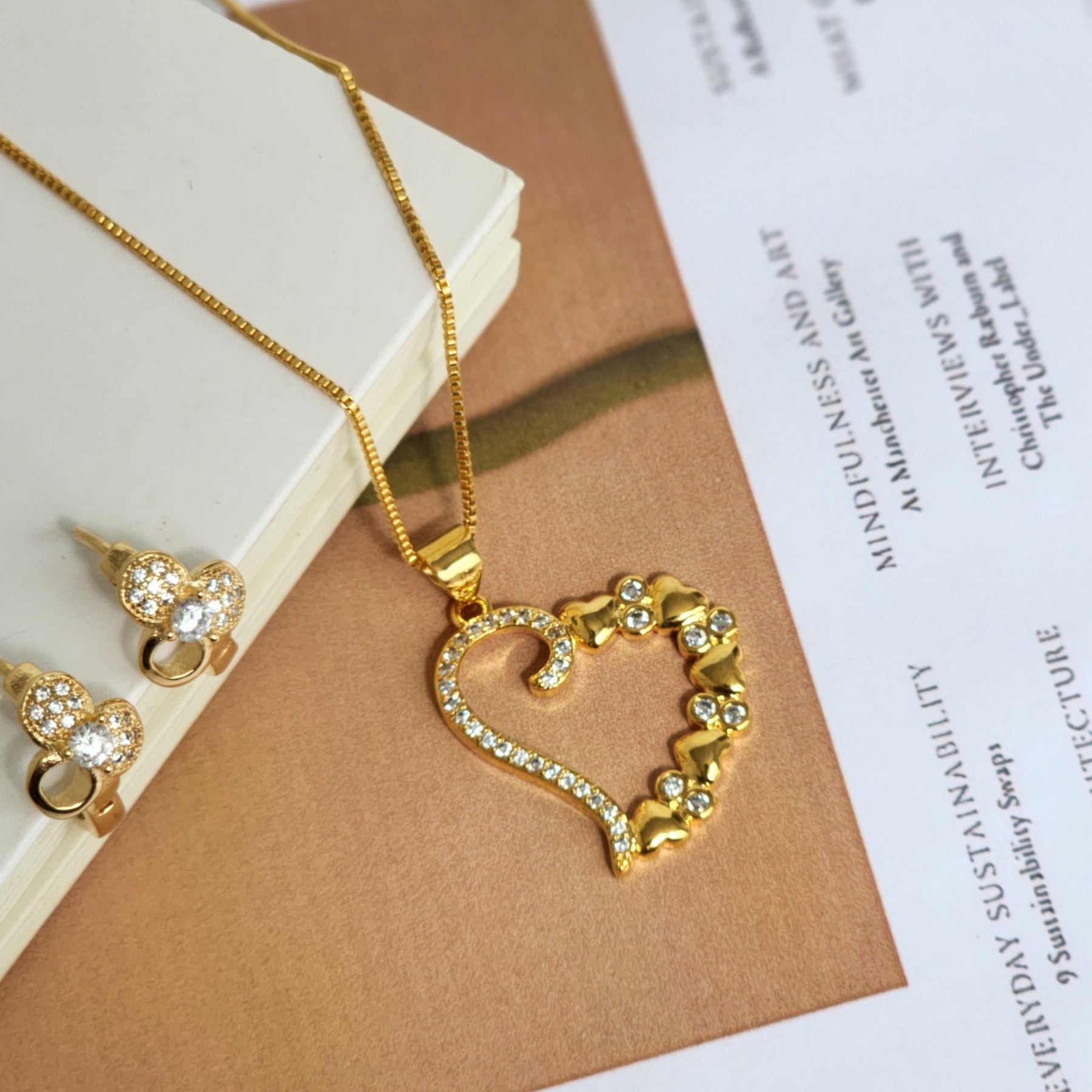 Kit Colar Coração Cravejado Detalhado + Brinco Argola Cravejada - Banho de Ouro 18k