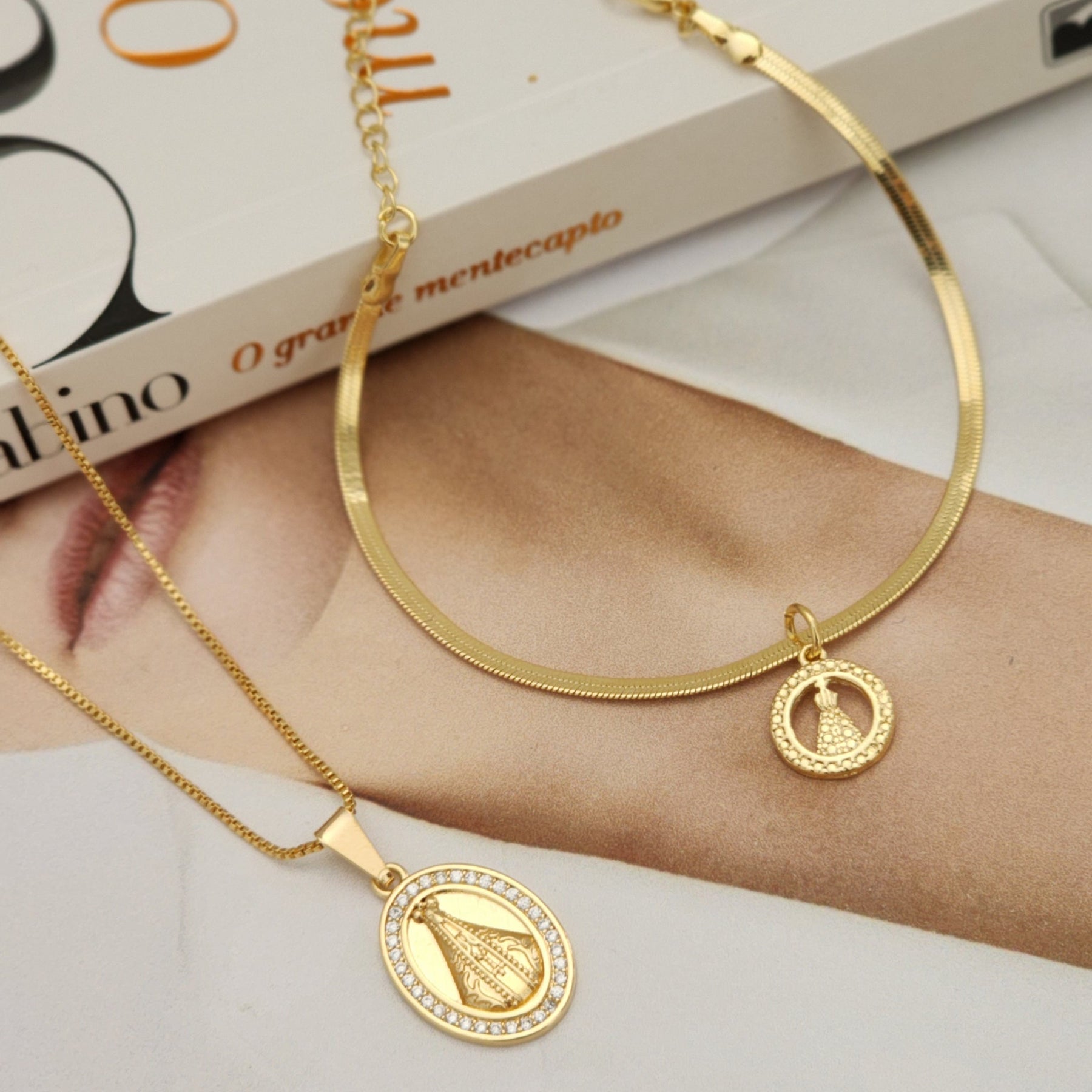 Kit Colar Nossa Senhora Cravejado + Pulseira Nossa Senhora Texturizada - Banho de Ouro 18k