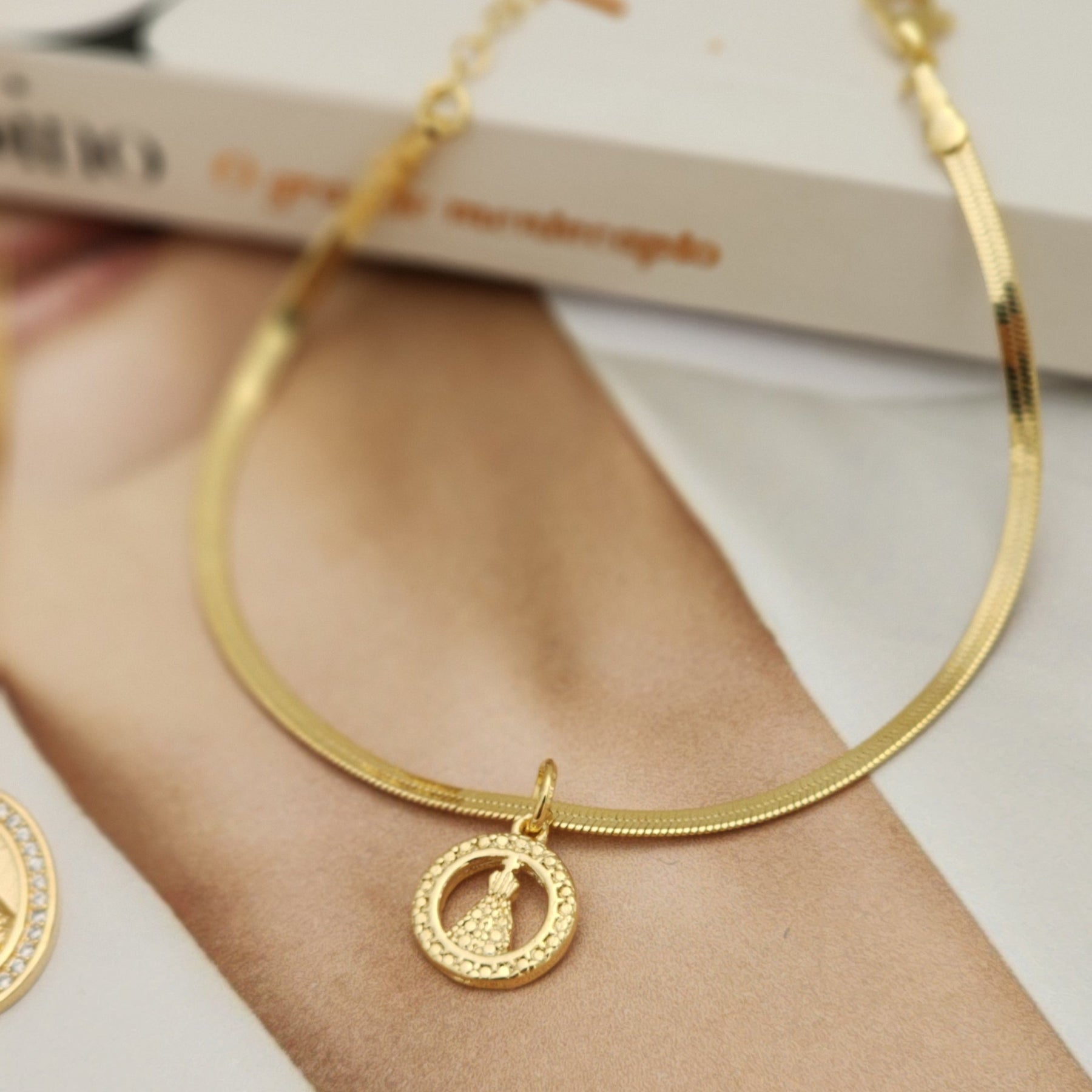 Kit Colar Nossa Senhora Cravejado + Pulseira Nossa Senhora Texturizada - Banho de Ouro 18k