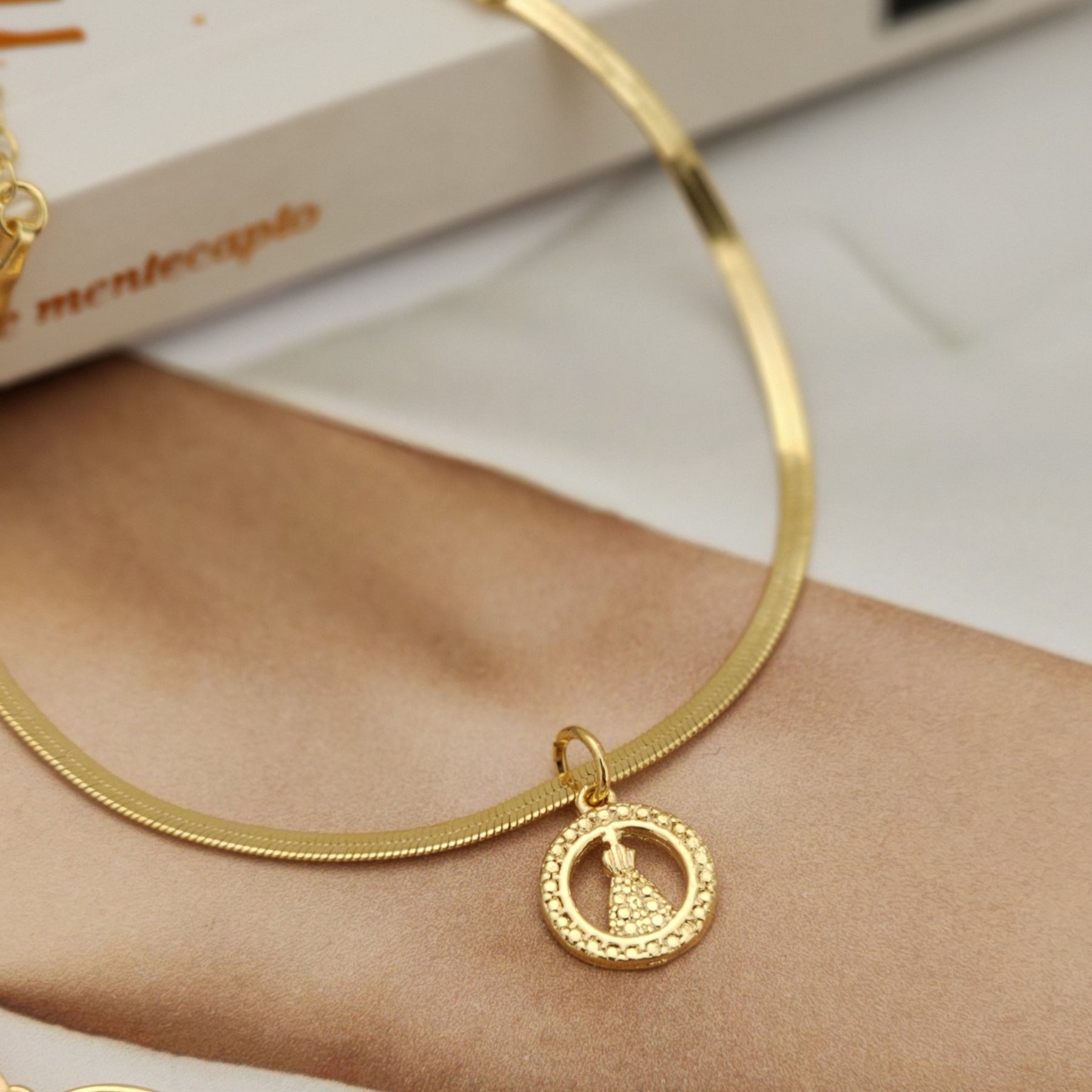 Kit Colar Nossa Senhora Cravejado + Pulseira Nossa Senhora Texturizada - Banho de Ouro 18k