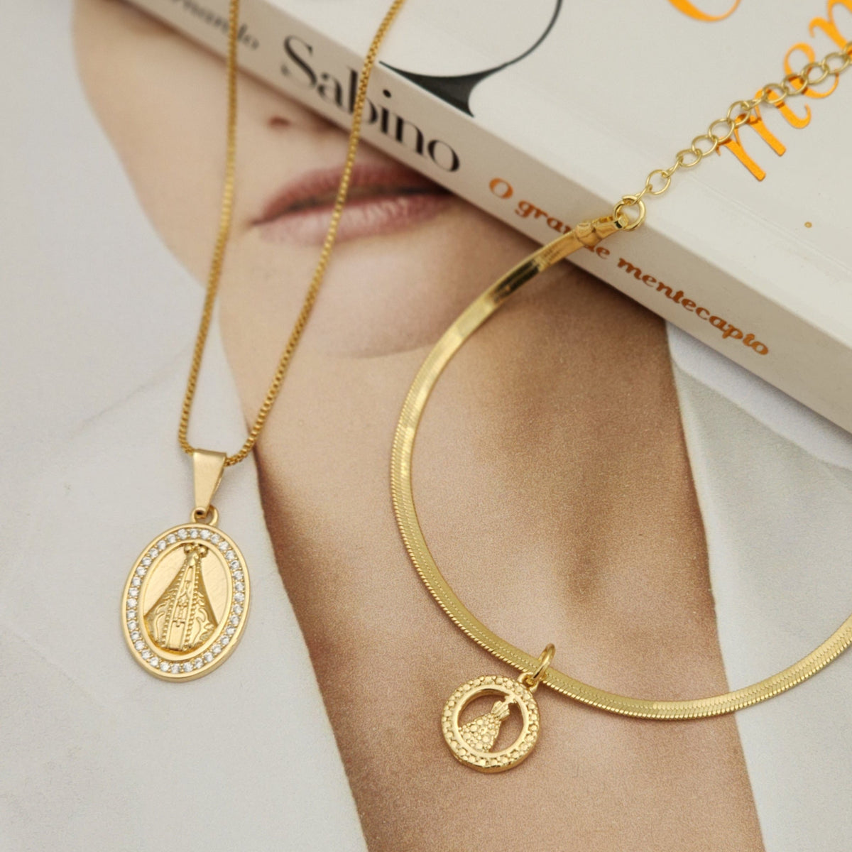 Kit Colar Nossa Senhora Cravejado + Pulseira Nossa Senhora Texturizada - Banho de Ouro 18k