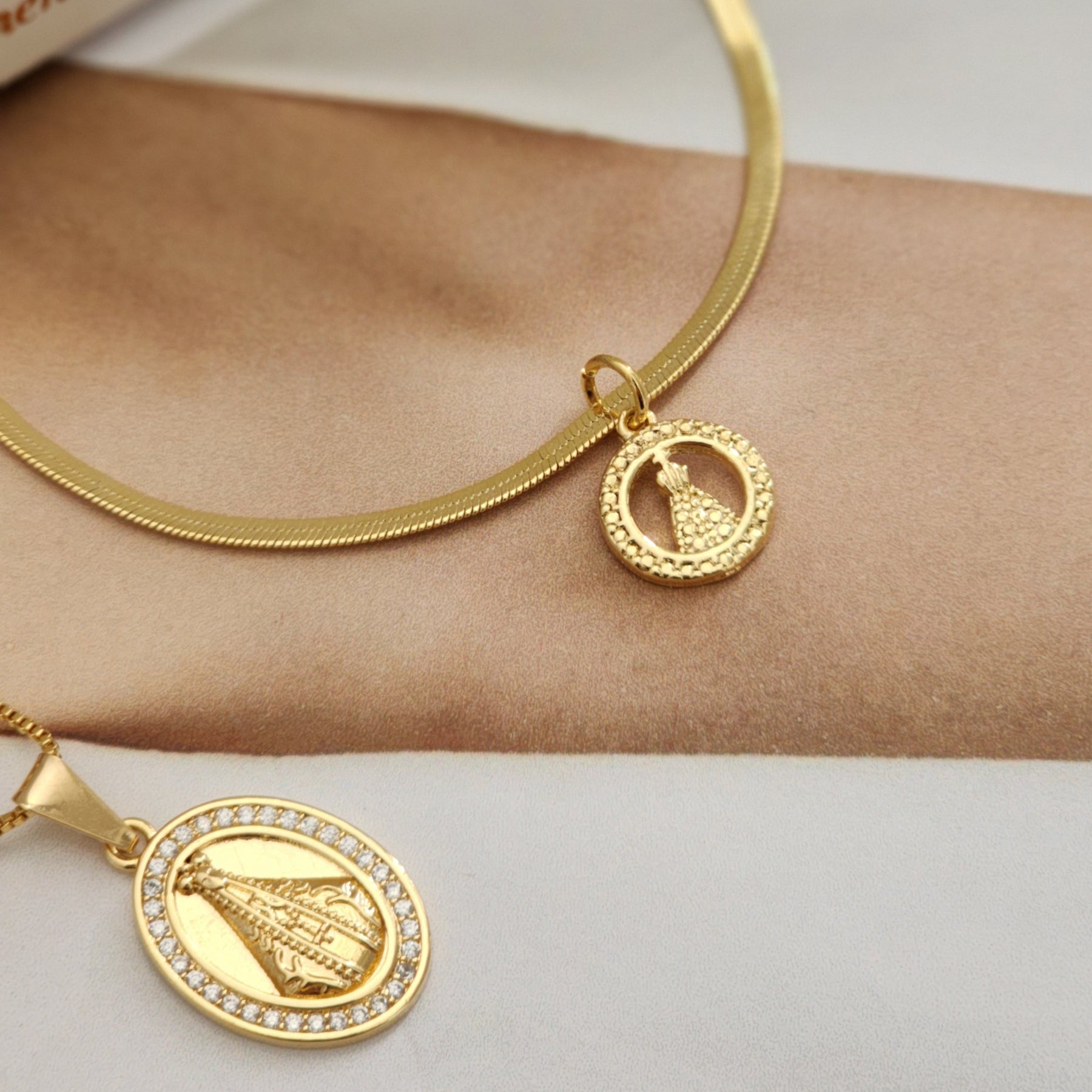 Kit Colar Nossa Senhora Cravejado + Pulseira Nossa Senhora Texturizada - Banho de Ouro 18k