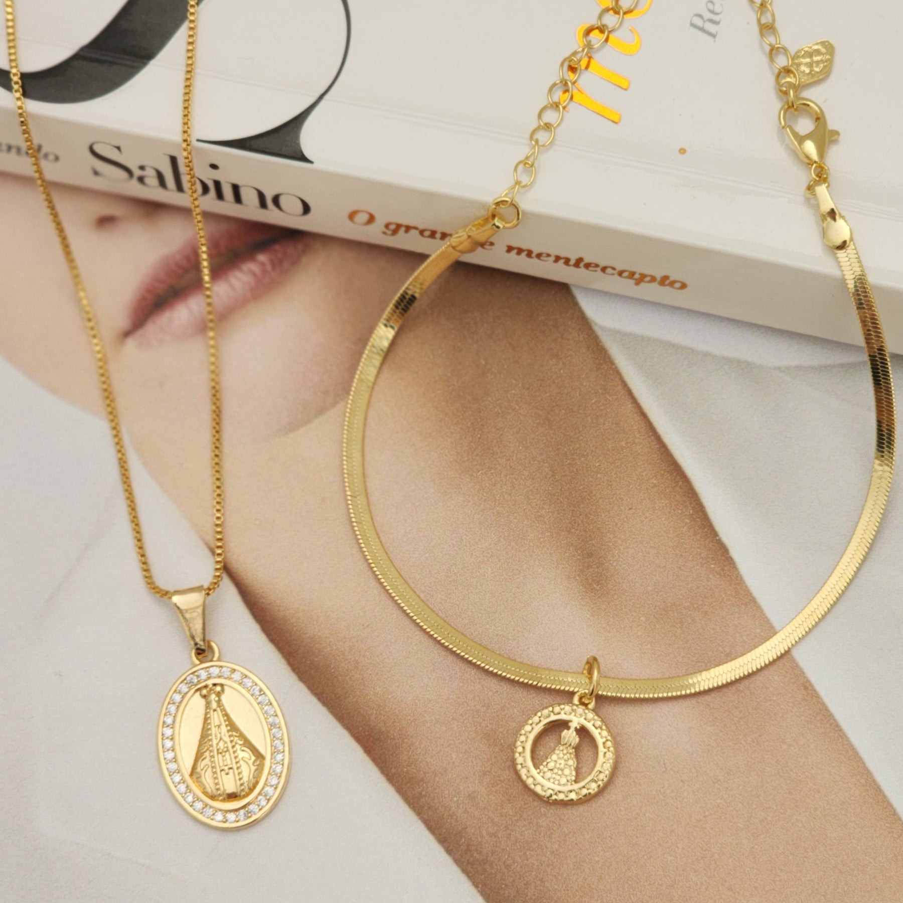 Kit Colar Nossa Senhora Cravejado + Pulseira Nossa Senhora Texturizada - Banho de Ouro 18k