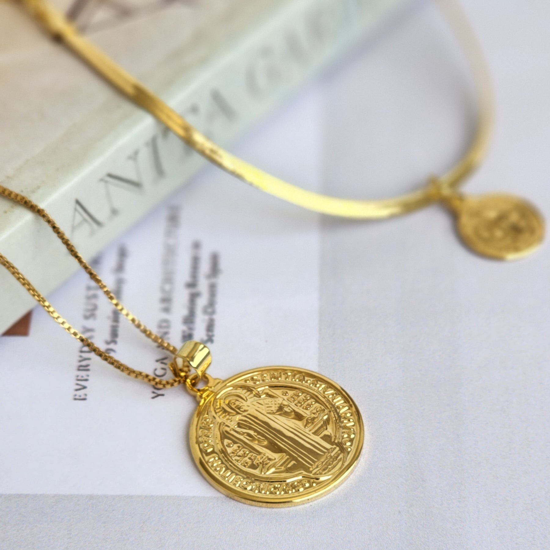 Kit Colar Medalha + Pulseira Fita São Bento - Banho de Ouro 18K