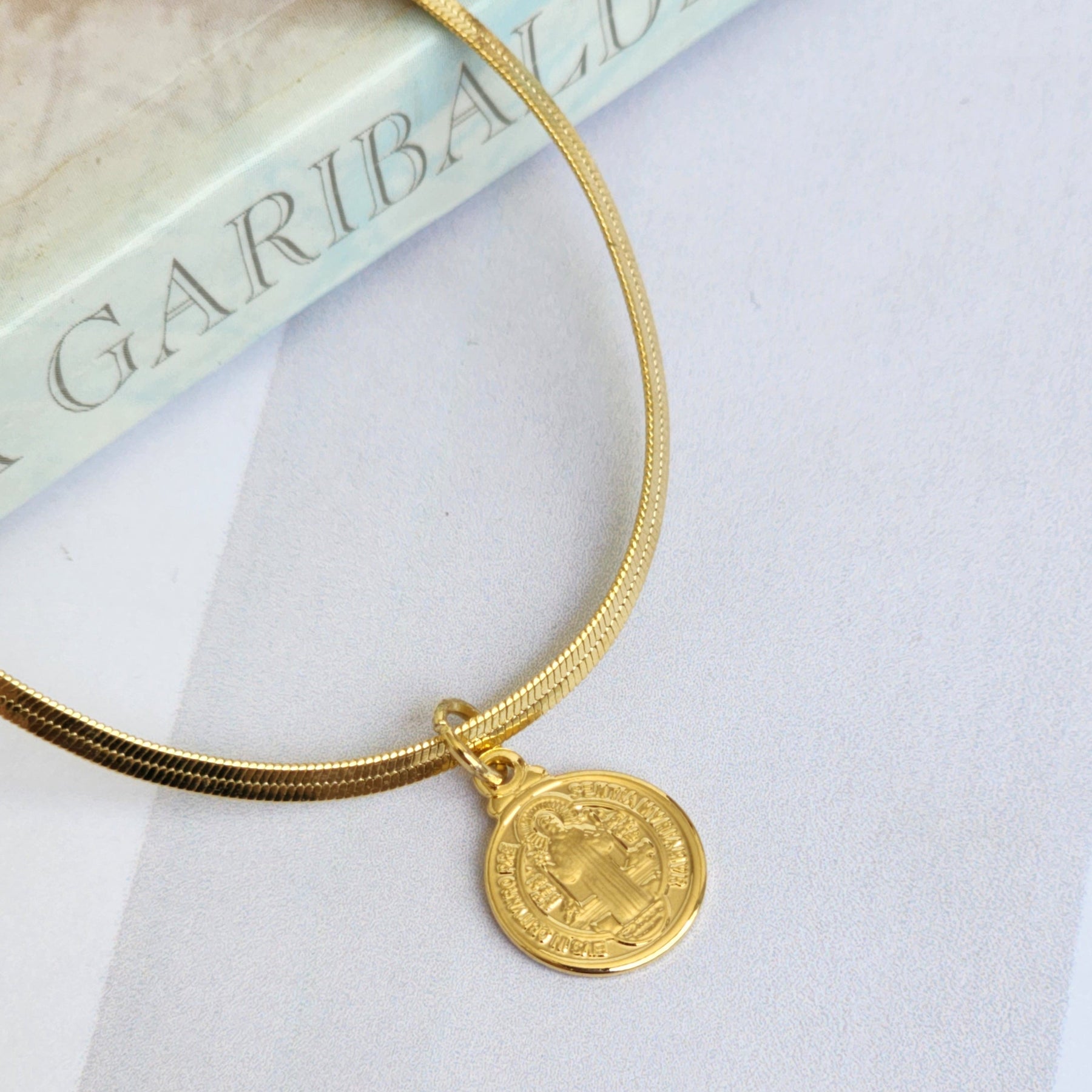 Kit Colar Medalha + Pulseira Fita São Bento - Banho de Ouro 18K