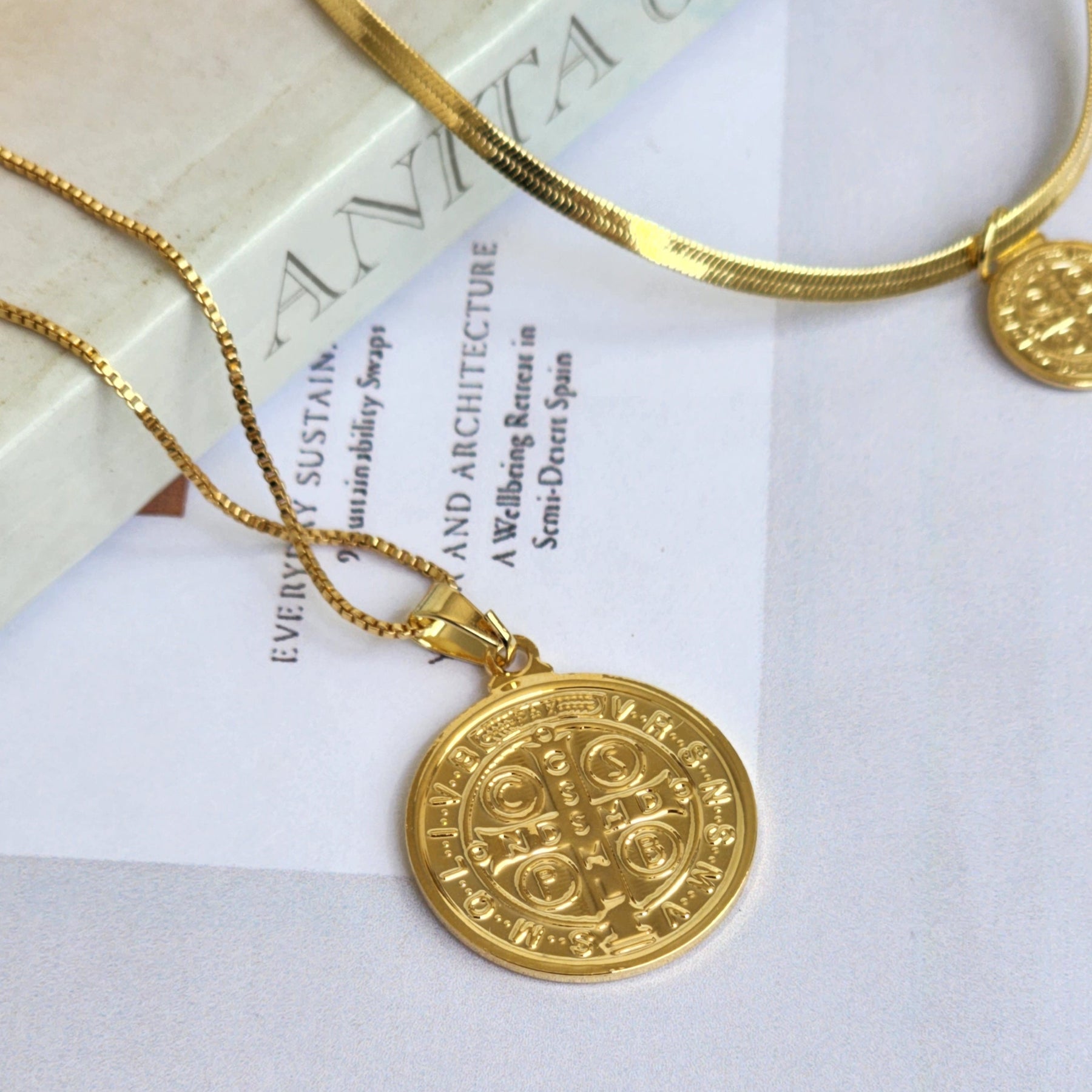 Kit Colar Medalha + Pulseira Fita São Bento - Banho de Ouro 18K
