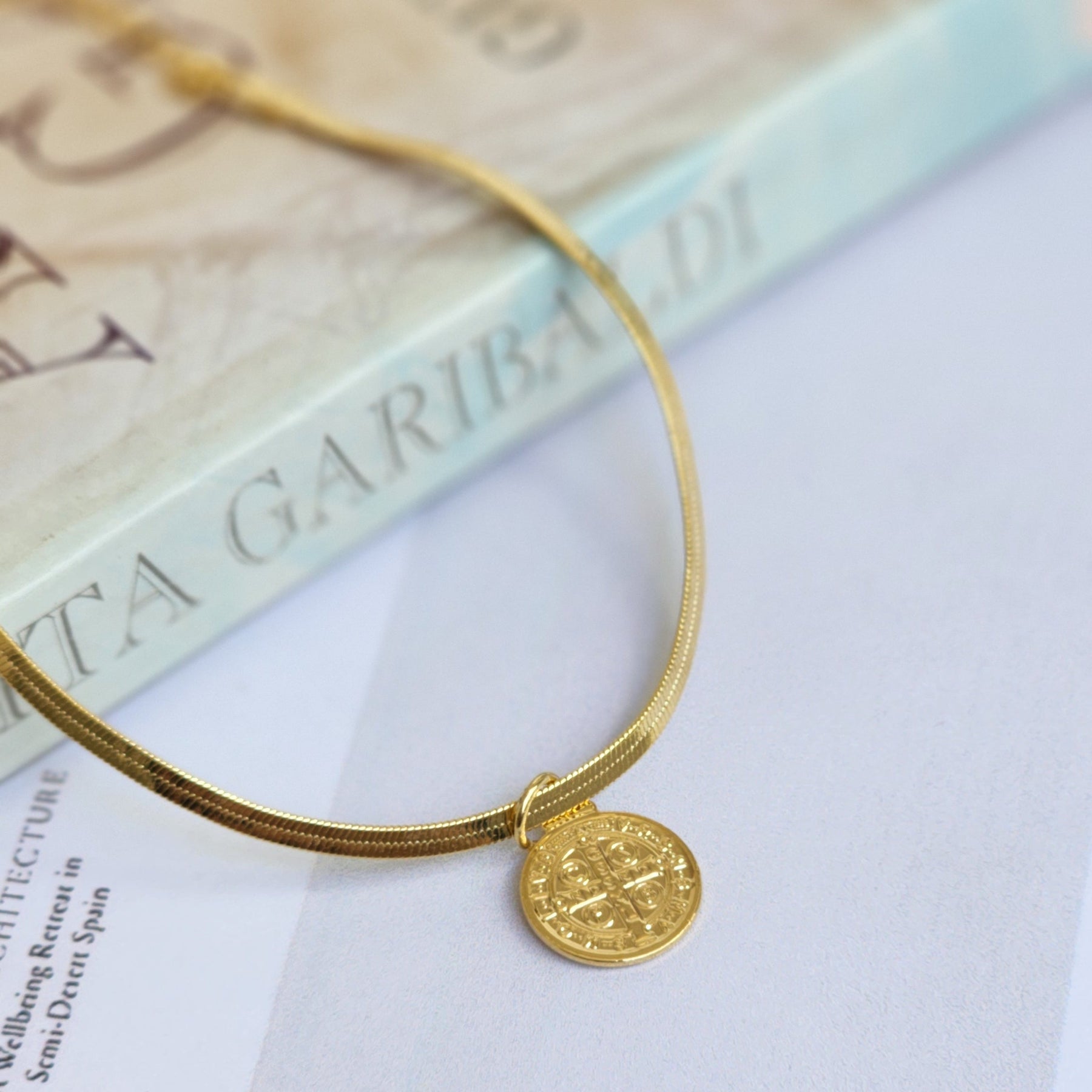 Kit Colar Medalha + Pulseira Fita São Bento - Banho de Ouro 18K