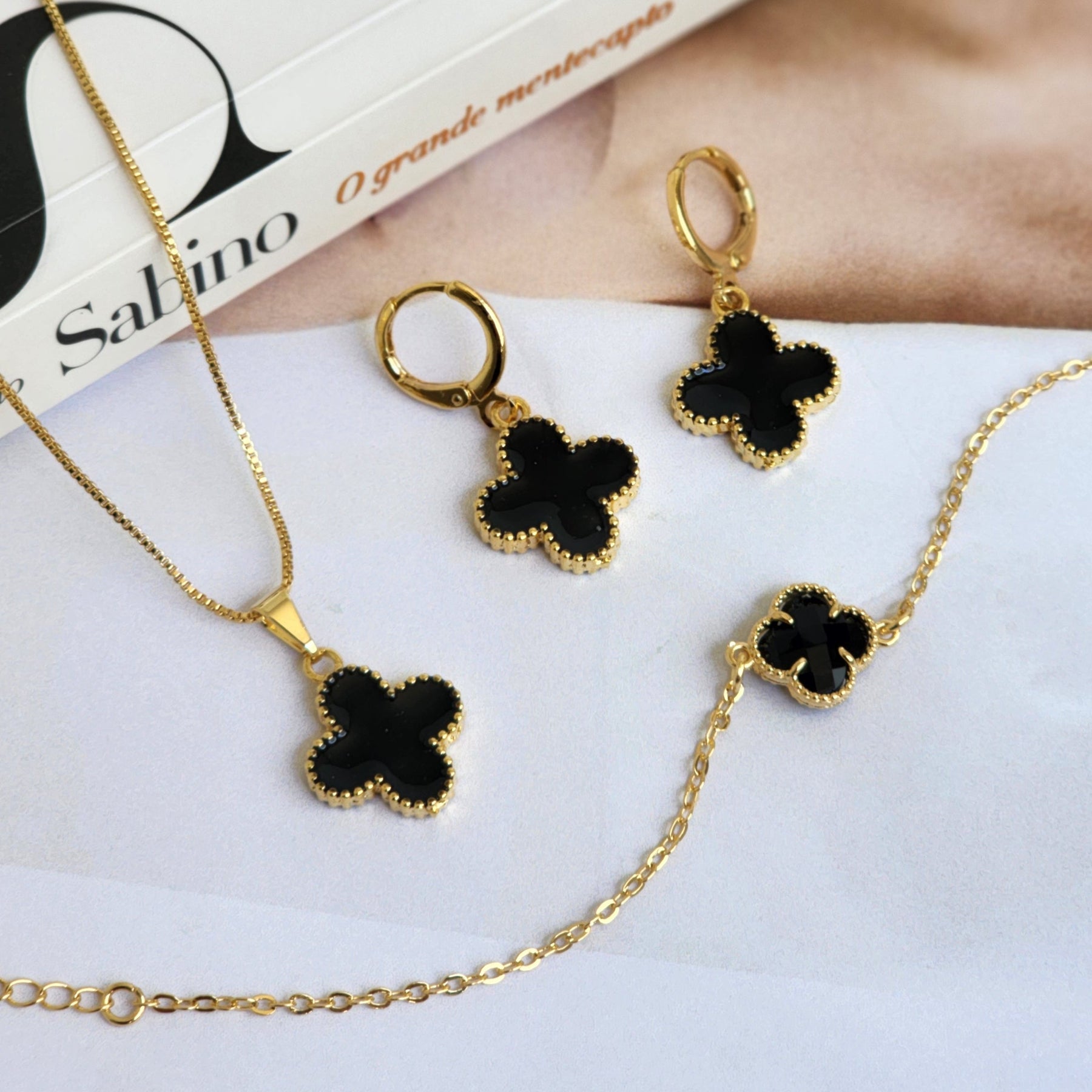Kit Colar + Brinco Argola + Pulseira Trevo Resinado Preto - Banho de Ouro 18k