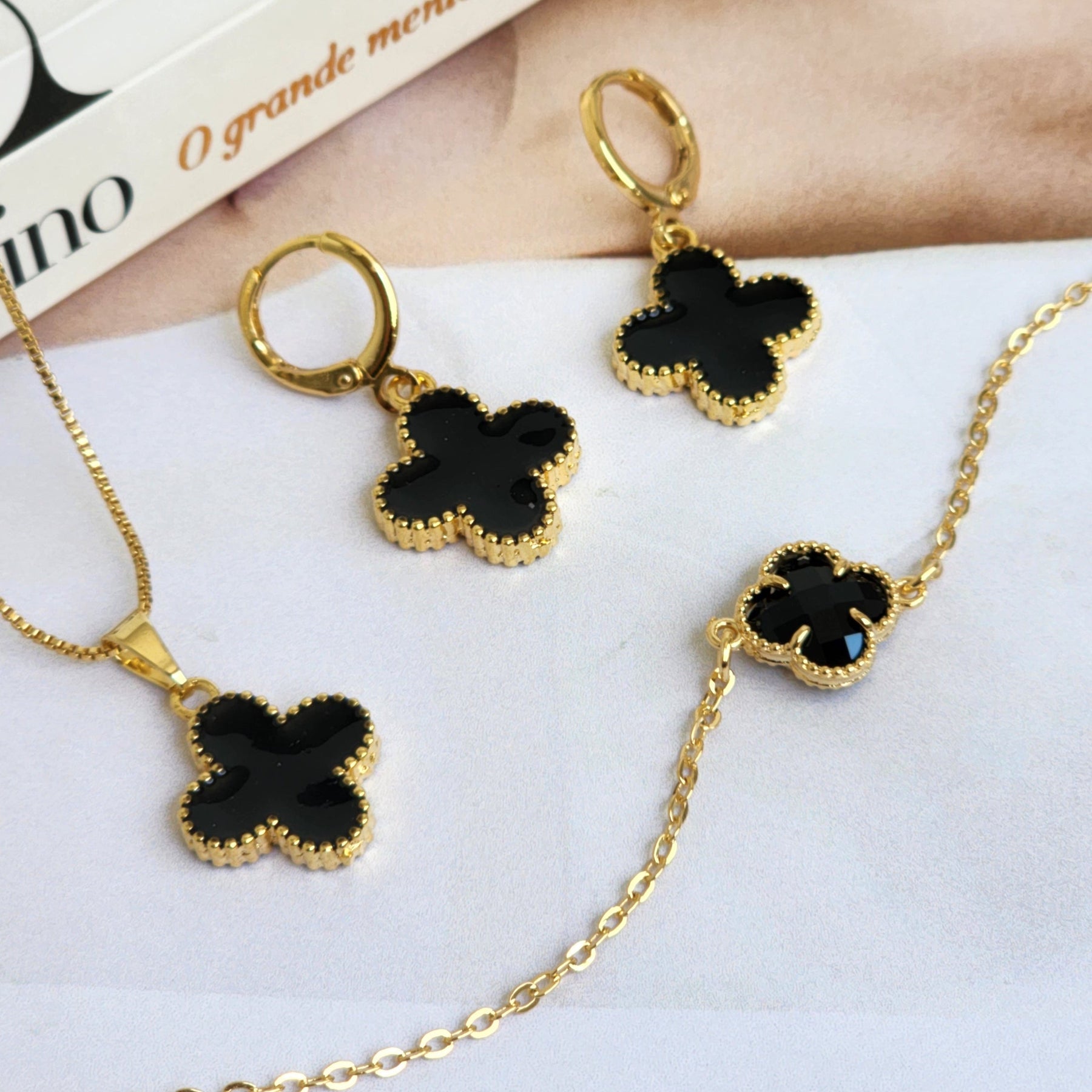 Kit Colar + Brinco Argola + Pulseira Trevo Resinado Preto - Banho de Ouro 18k