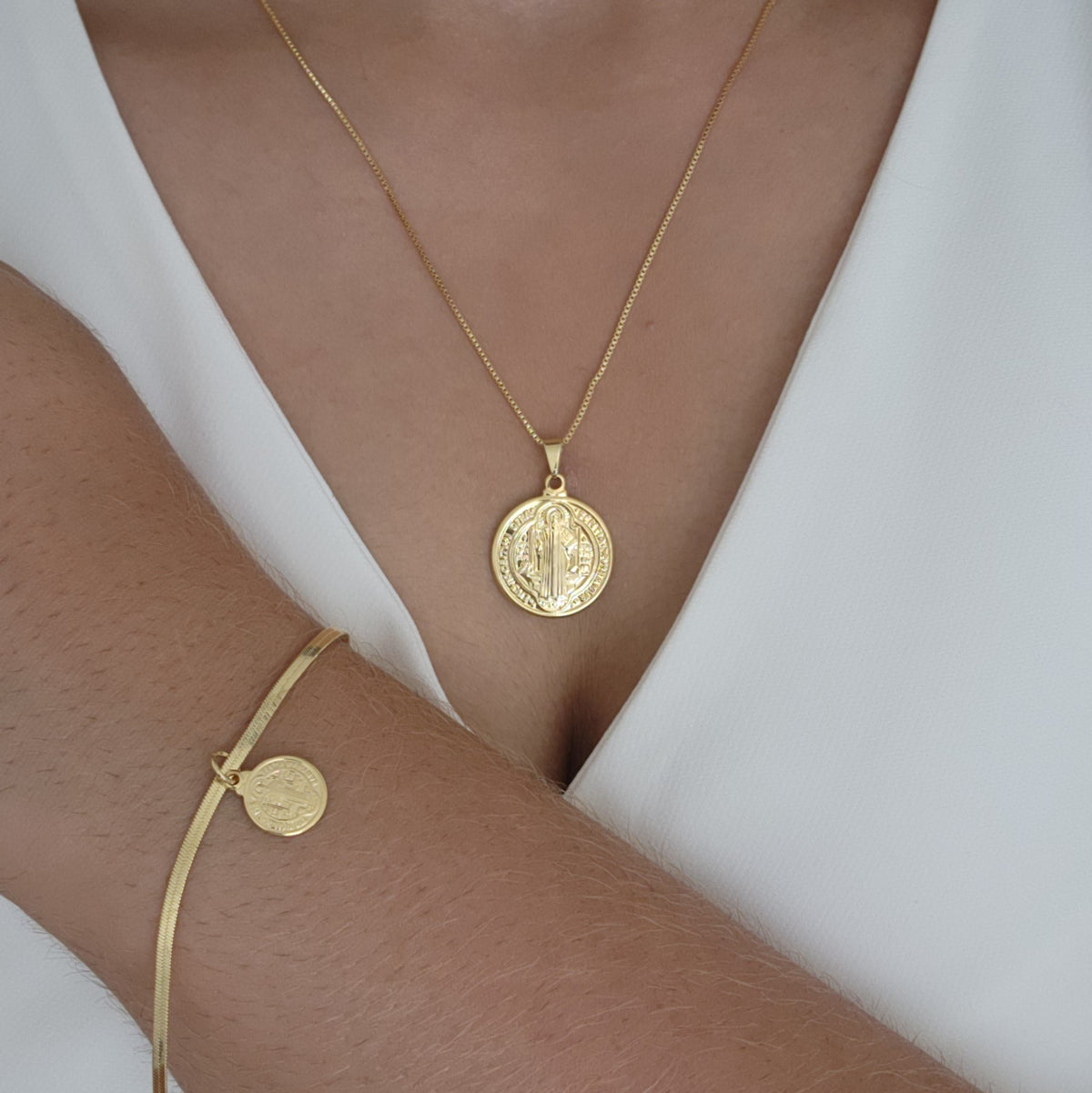 Kit Colar Medalha + Pulseira Fita São Bento - Banho de Ouro 18K