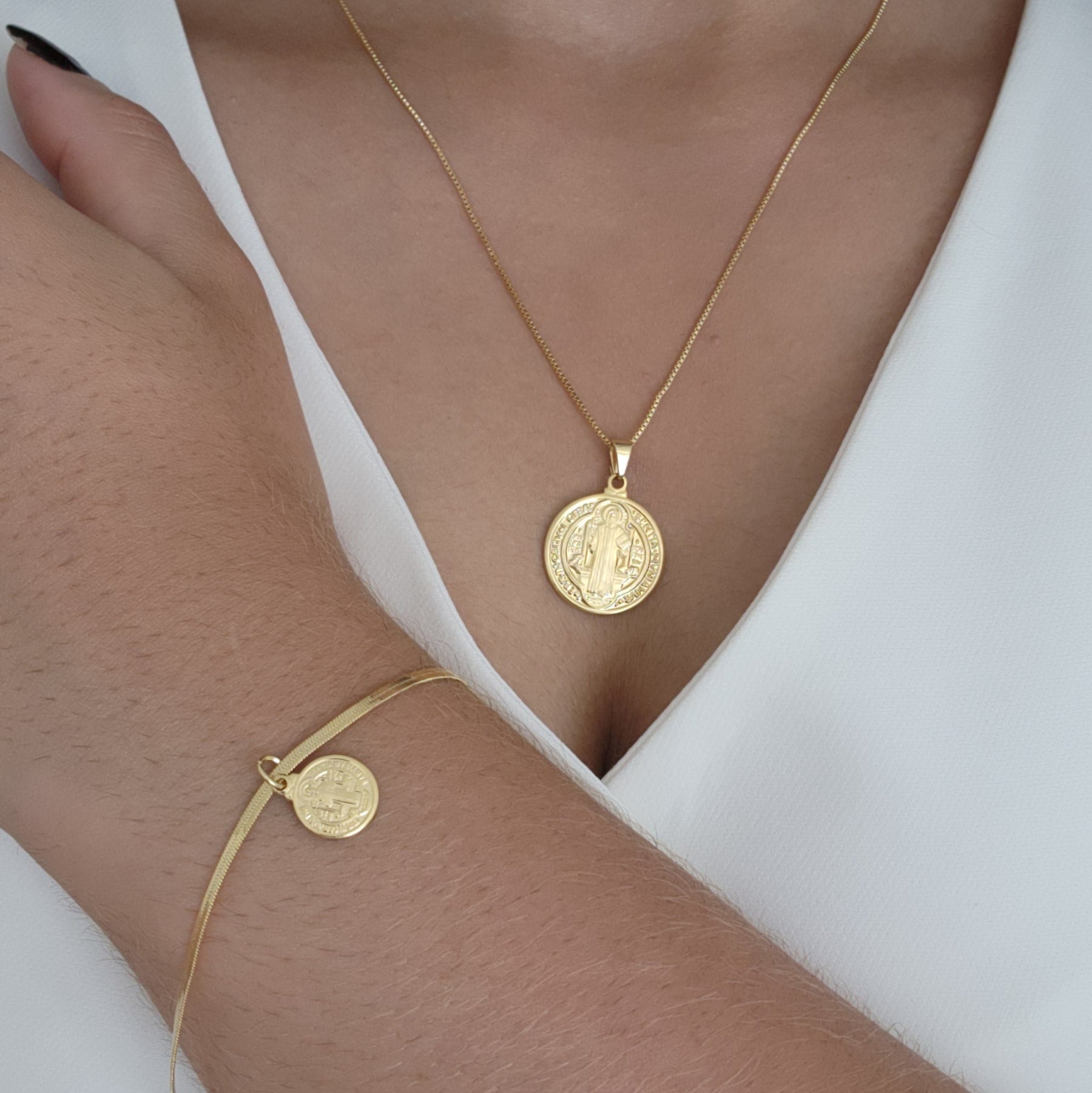 Kit Colar Medalha + Pulseira Fita São Bento - Banho de Ouro 18K