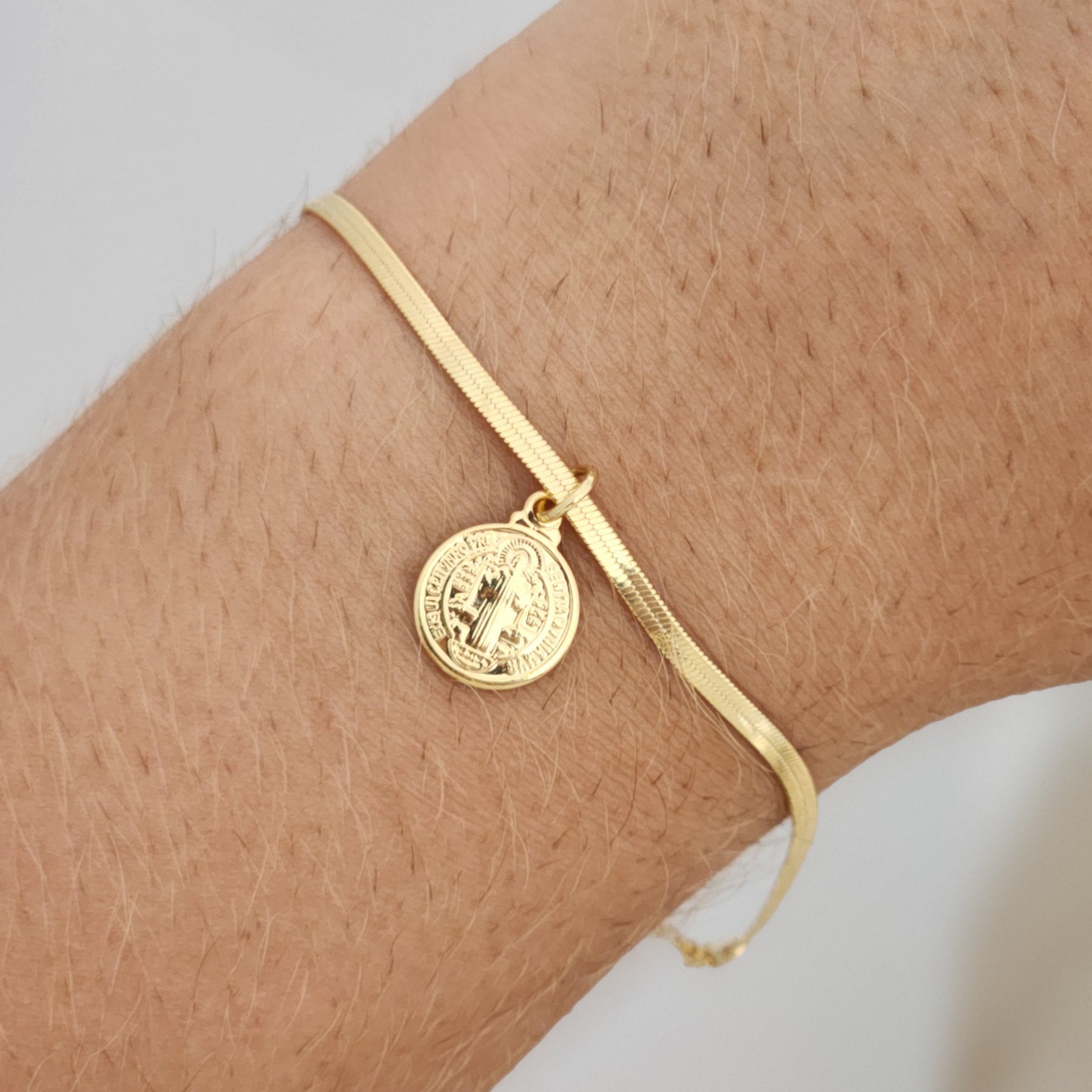 Kit Colar Medalha + Pulseira Fita São Bento - Banho de Ouro 18K