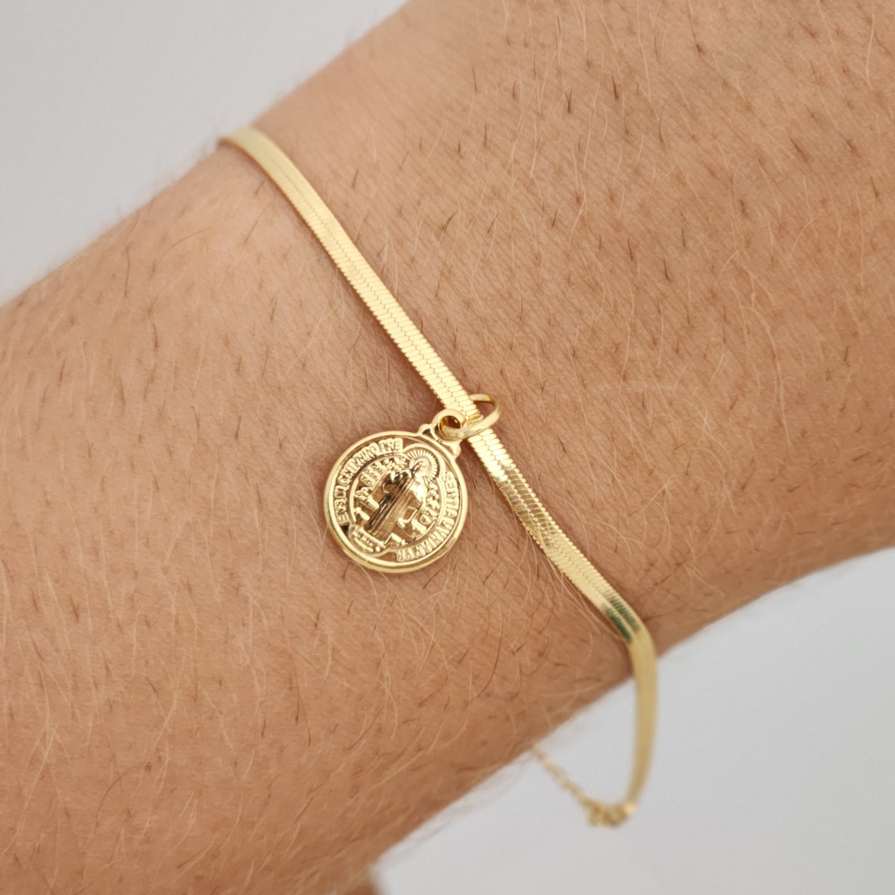 Kit Colar Medalha + Pulseira Fita São Bento - Banho de Ouro 18K