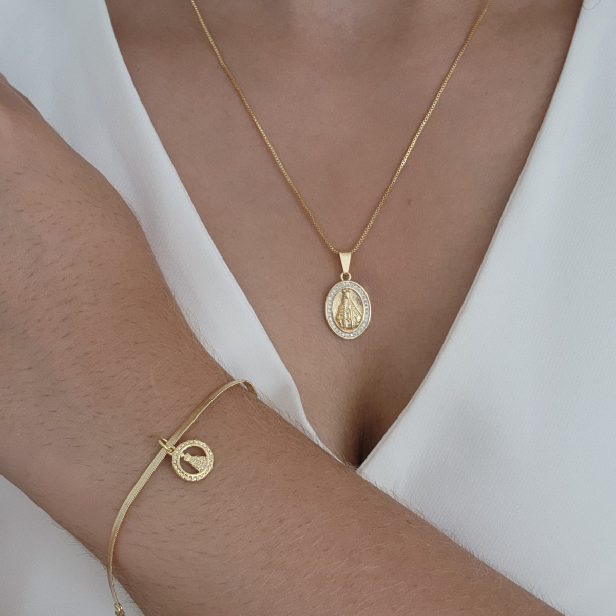 Kit Colar Nossa Senhora Cravejado + Pulseira Nossa Senhora Texturizada - Banho de Ouro 18k