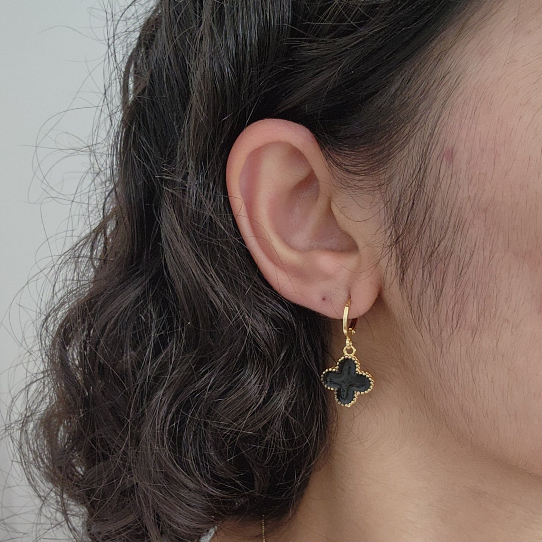 Kit Colar + Brinco Argola + Pulseira Trevo Resinado Preto - Banho de Ouro 18k