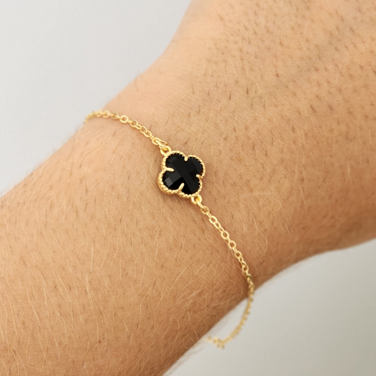 Pulseira Trevo Resinado Preto - Banho de Ouro 18k