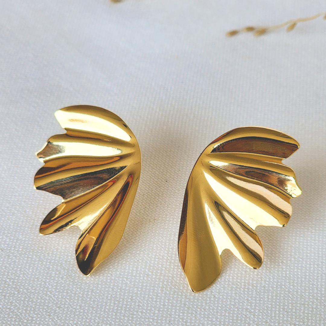 Brinco Metade Flor Metalizada - Banho de Ouro 18k