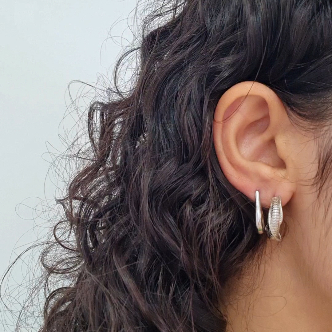 Brinco Argola Listrada com Fios - Banho de Ródio Branco