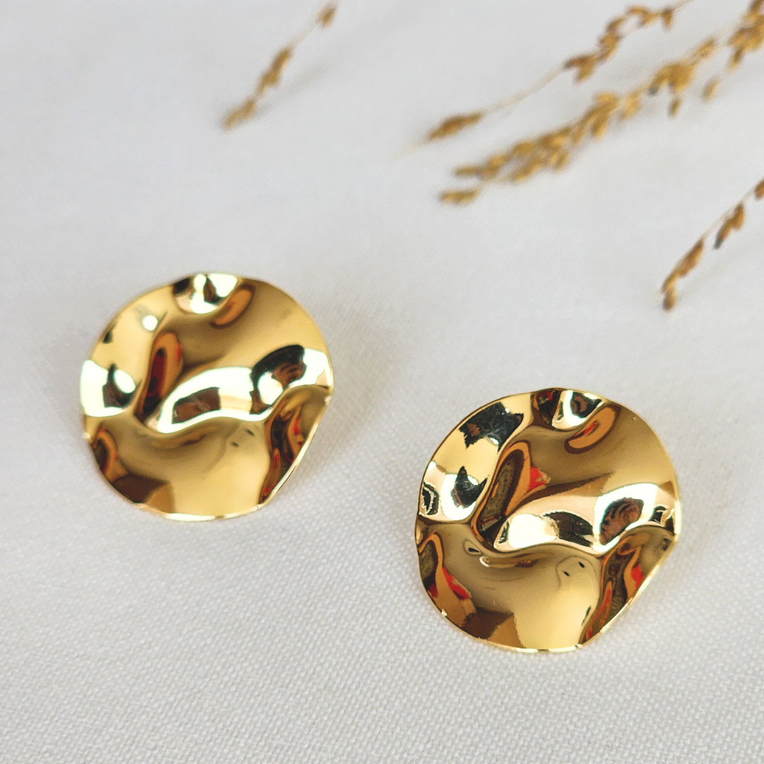 Brinco Redondo Trabalhado Orgânico - Banho de Ouro 18k