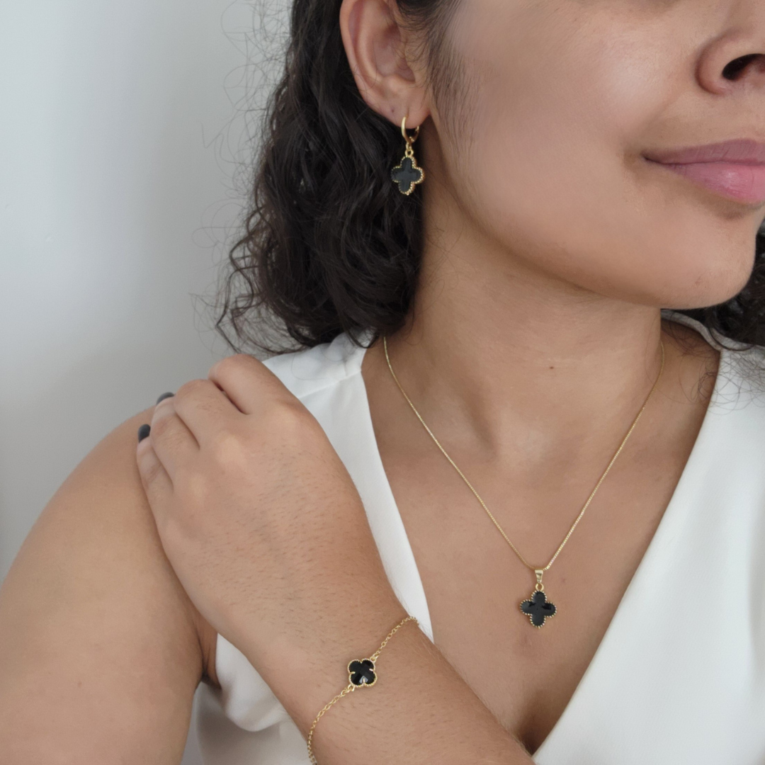 Kit Colar + Brinco Argola + Pulseira Trevo Resinado Preto - Banho de Ouro 18k