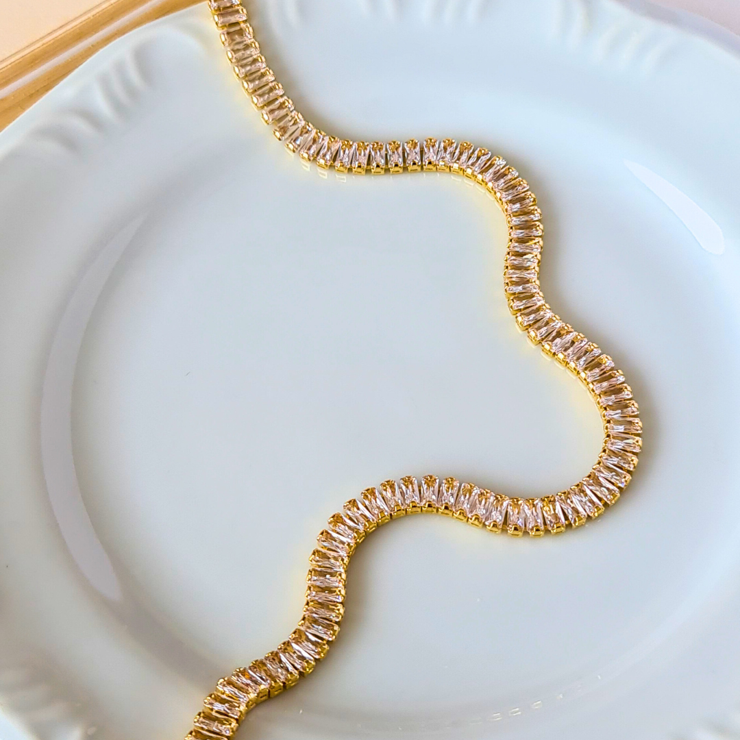 Choker Cravejada Zircônias Baguete - Banho de Ouro 18k