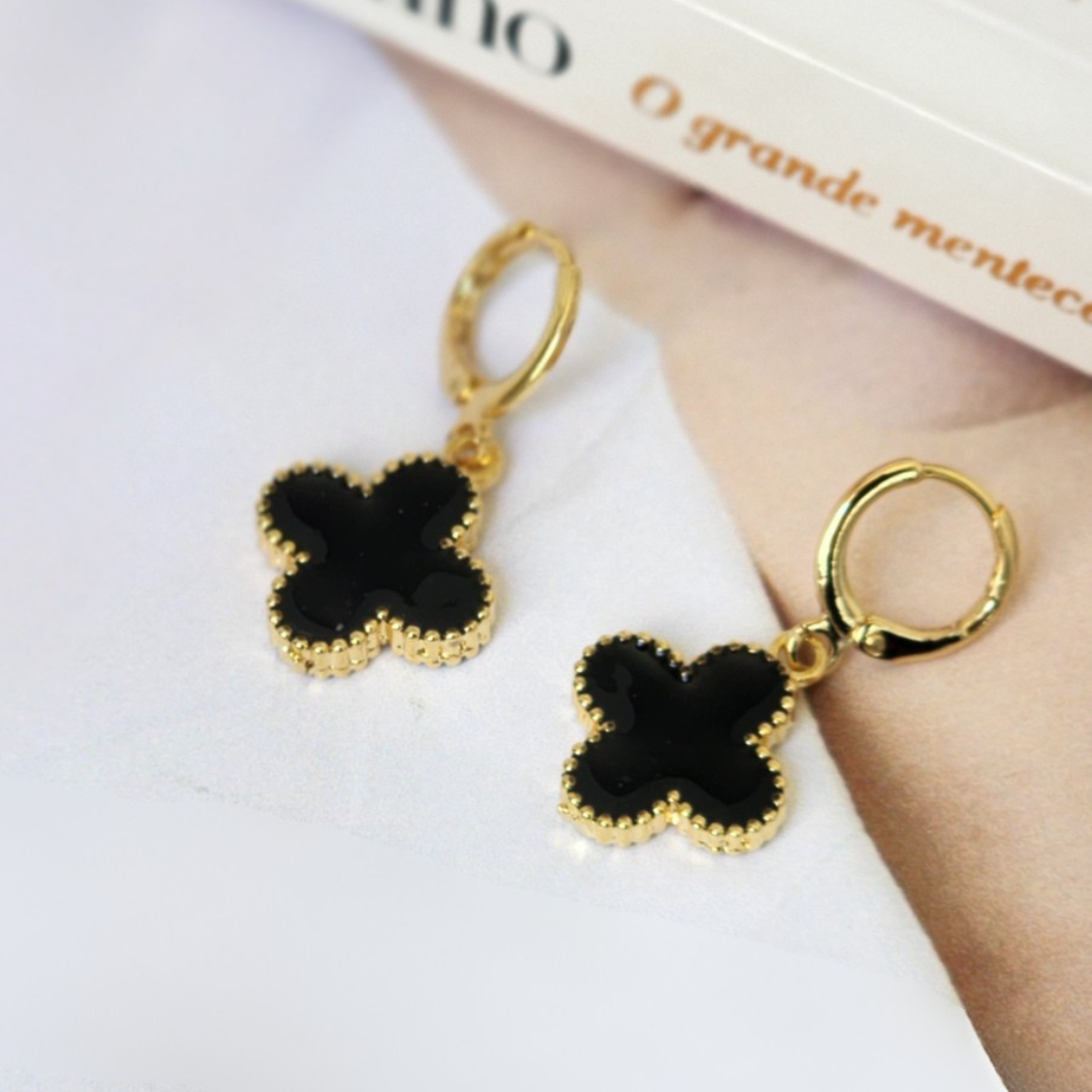 Brinco Argola Trevo Resinado Preto - Banho de Ouro 18k