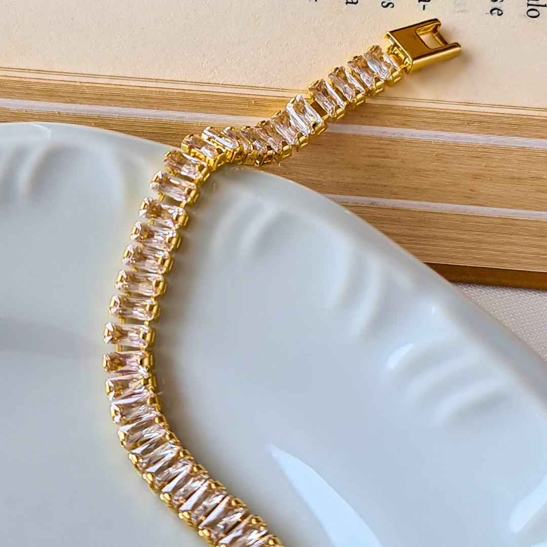 Choker Cravejada Zircônias Baguete - Banho de Ouro 18k