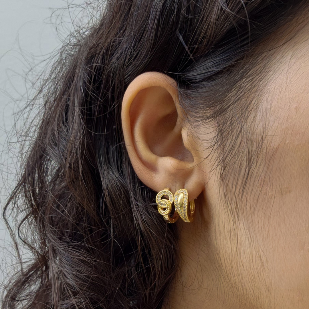 Brinco Argola Click Nó Cravejado em Zircônia – Banho de Ouro 18k