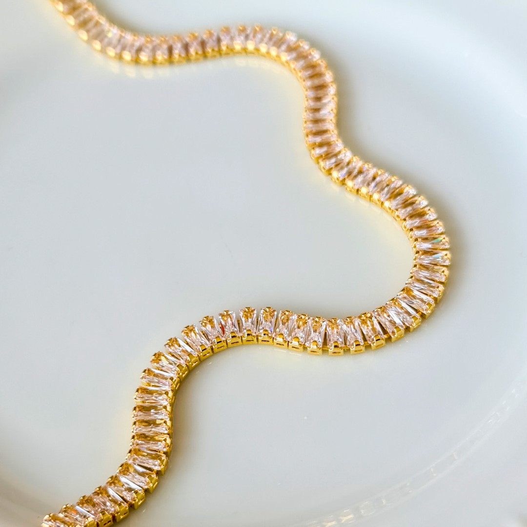 Choker Cravejada Zircônias Baguete - Banho de Ouro 18k