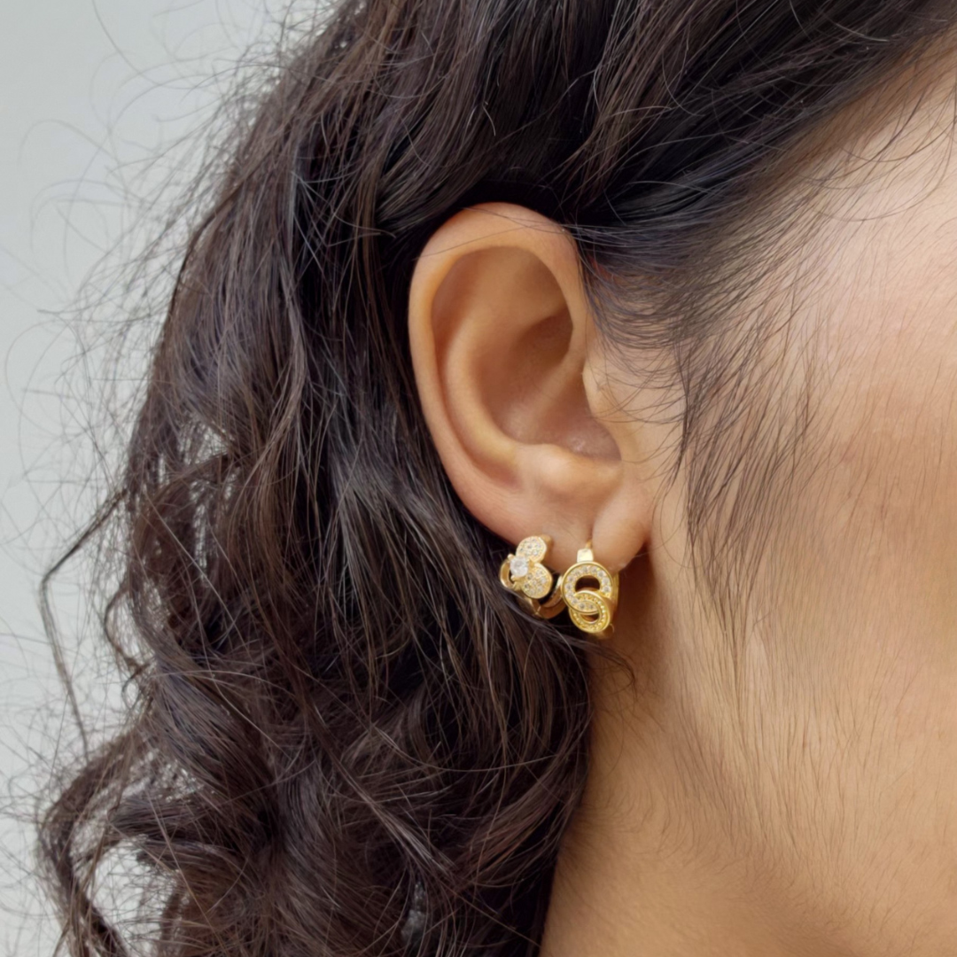 Brinco Argola Click Nó Cravejado em Zircônia – Banho de Ouro 18k