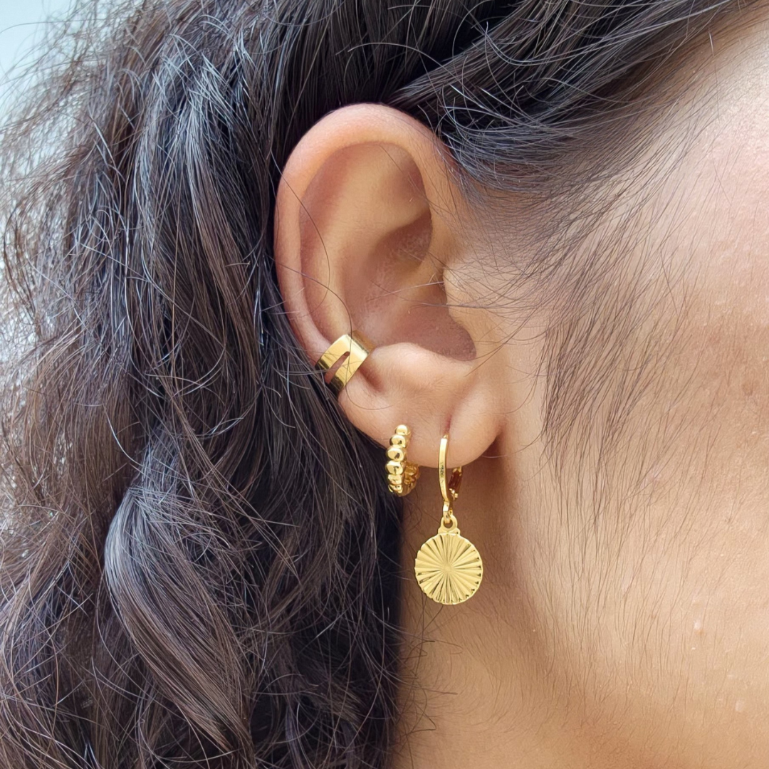 Brinco Argola Medalha Riscada - Banho de Ouro 18k