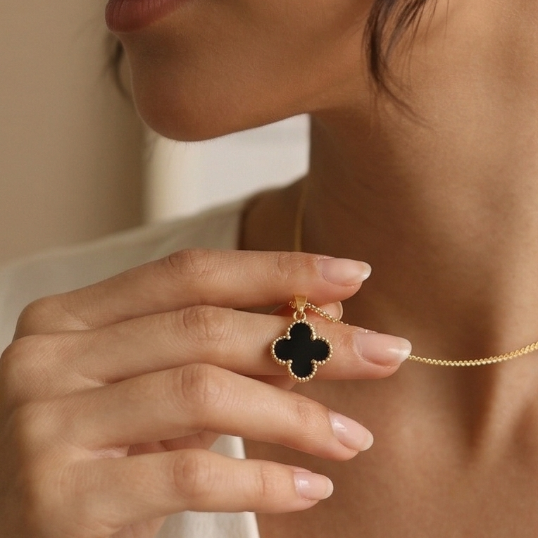 Kit Colar + Brinco Argola + Pulseira Trevo Resinado Preto - Banho de Ouro 18k
