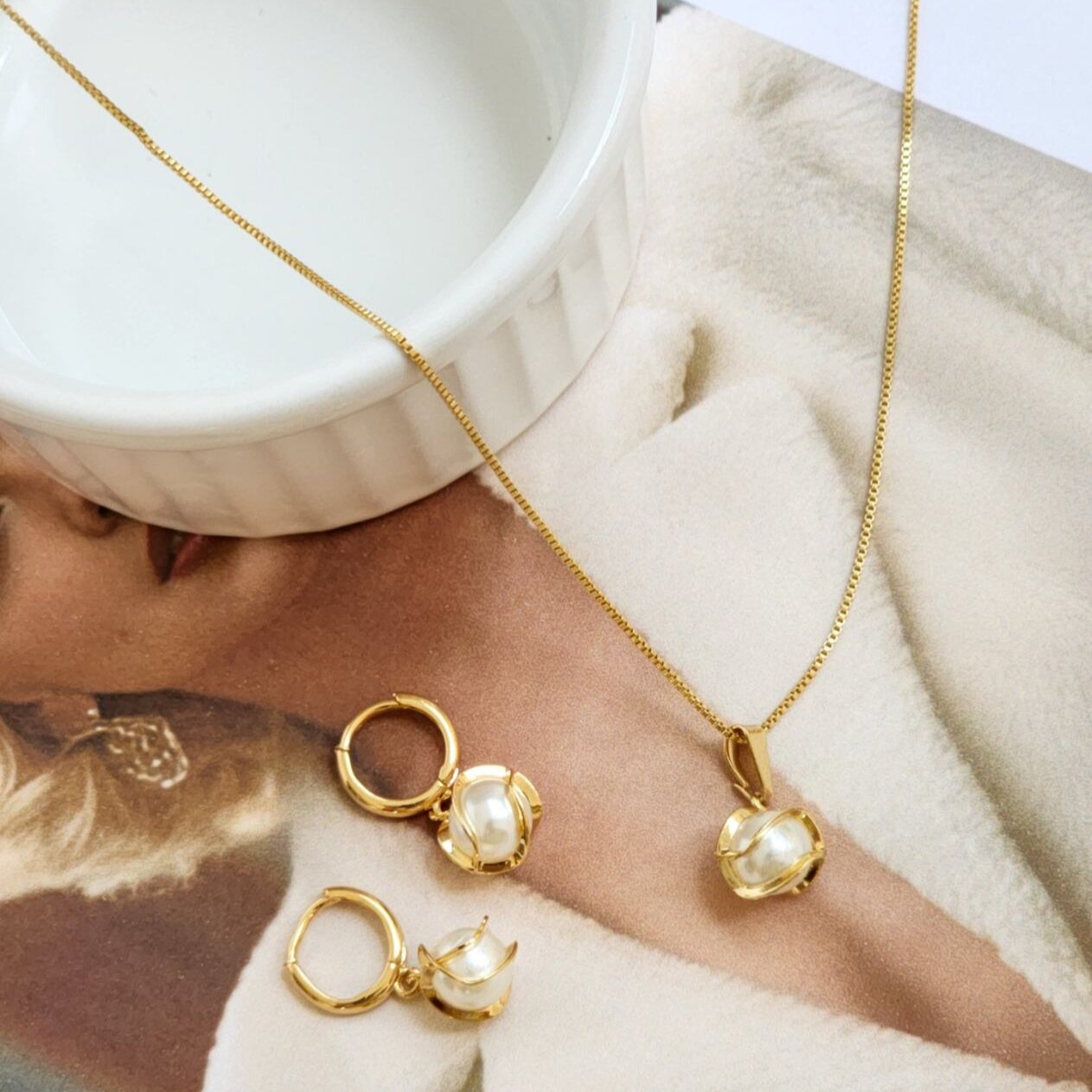 Conjunto Colar e Brinco Pérola Trabalhada - Banho de Ouro 18k