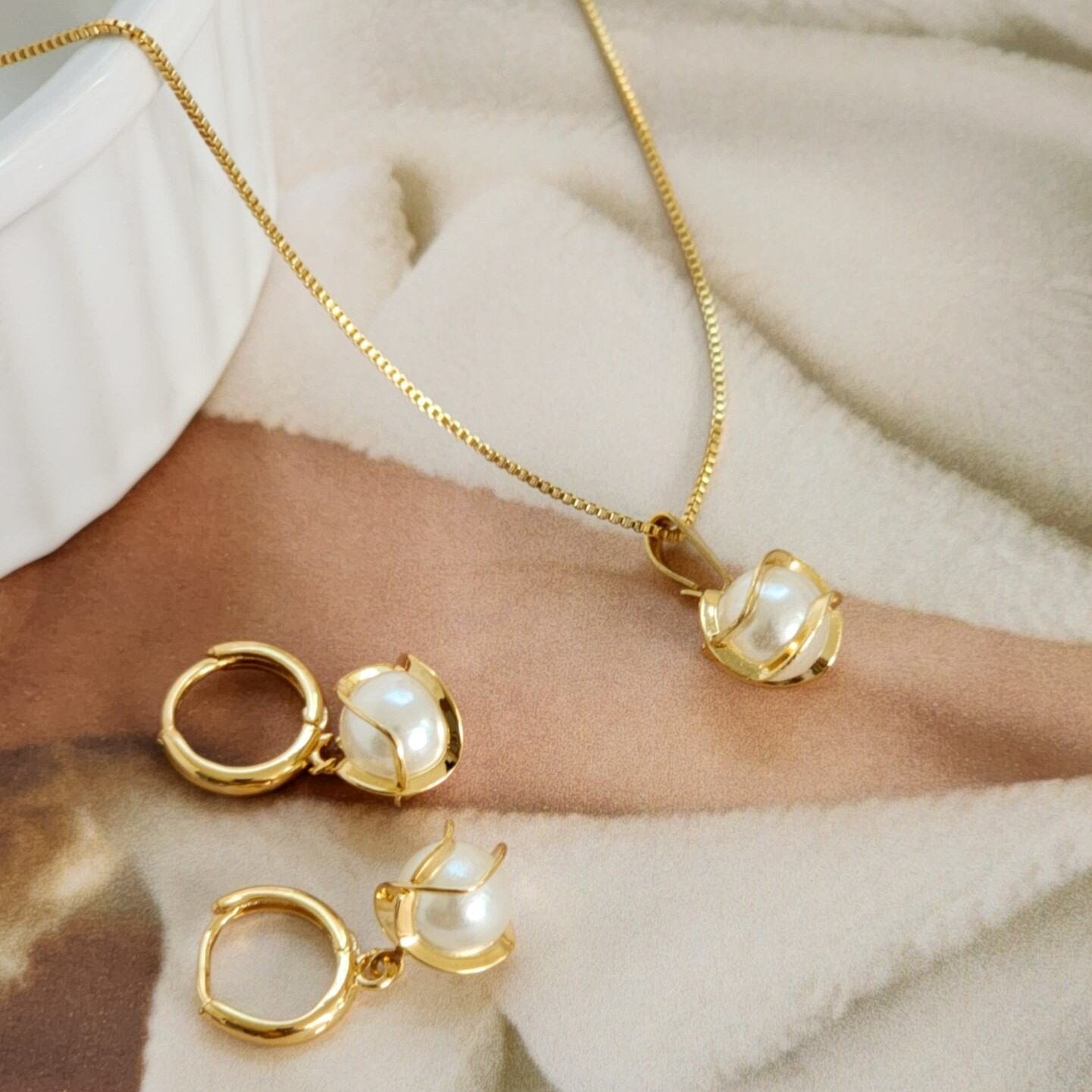 Conjunto Colar e Brinco Pérola Trabalhada - Banho de Ouro 18k