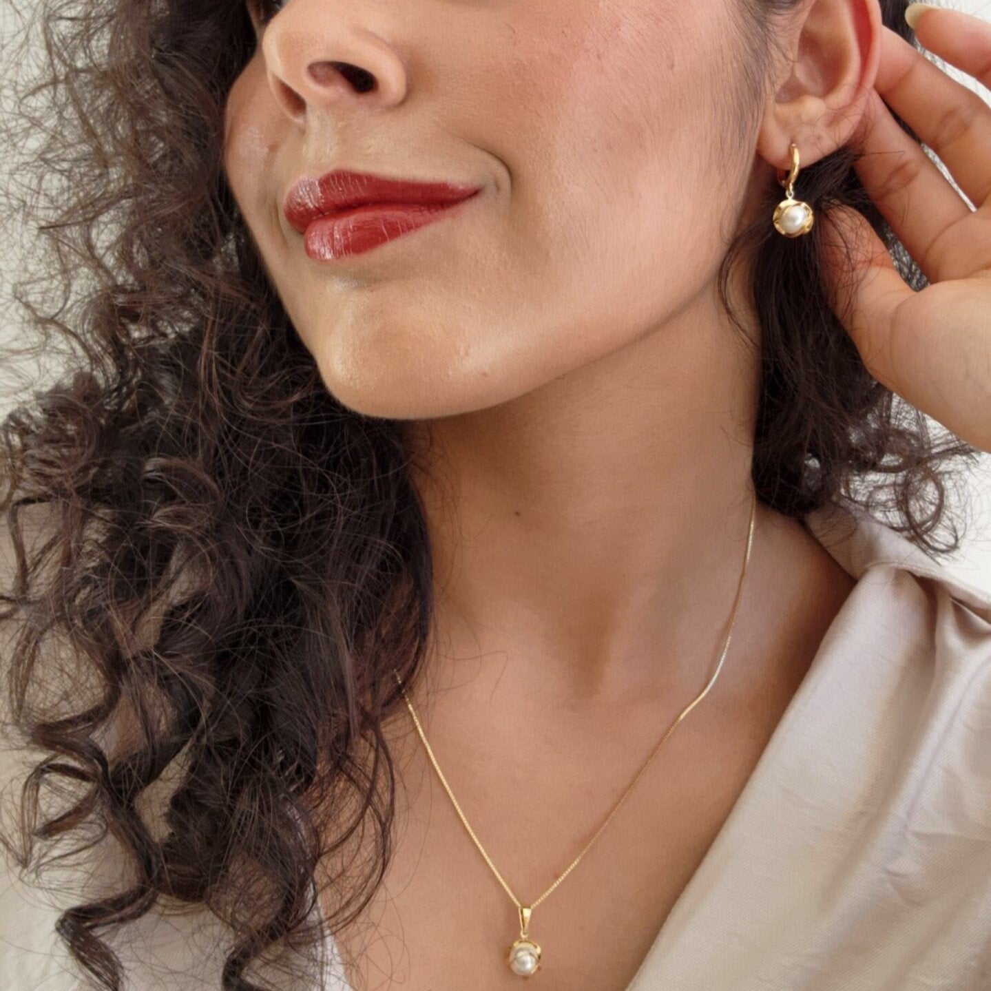 Conjunto Colar e Brinco Pérola Trabalhada - Banho de Ouro 18k