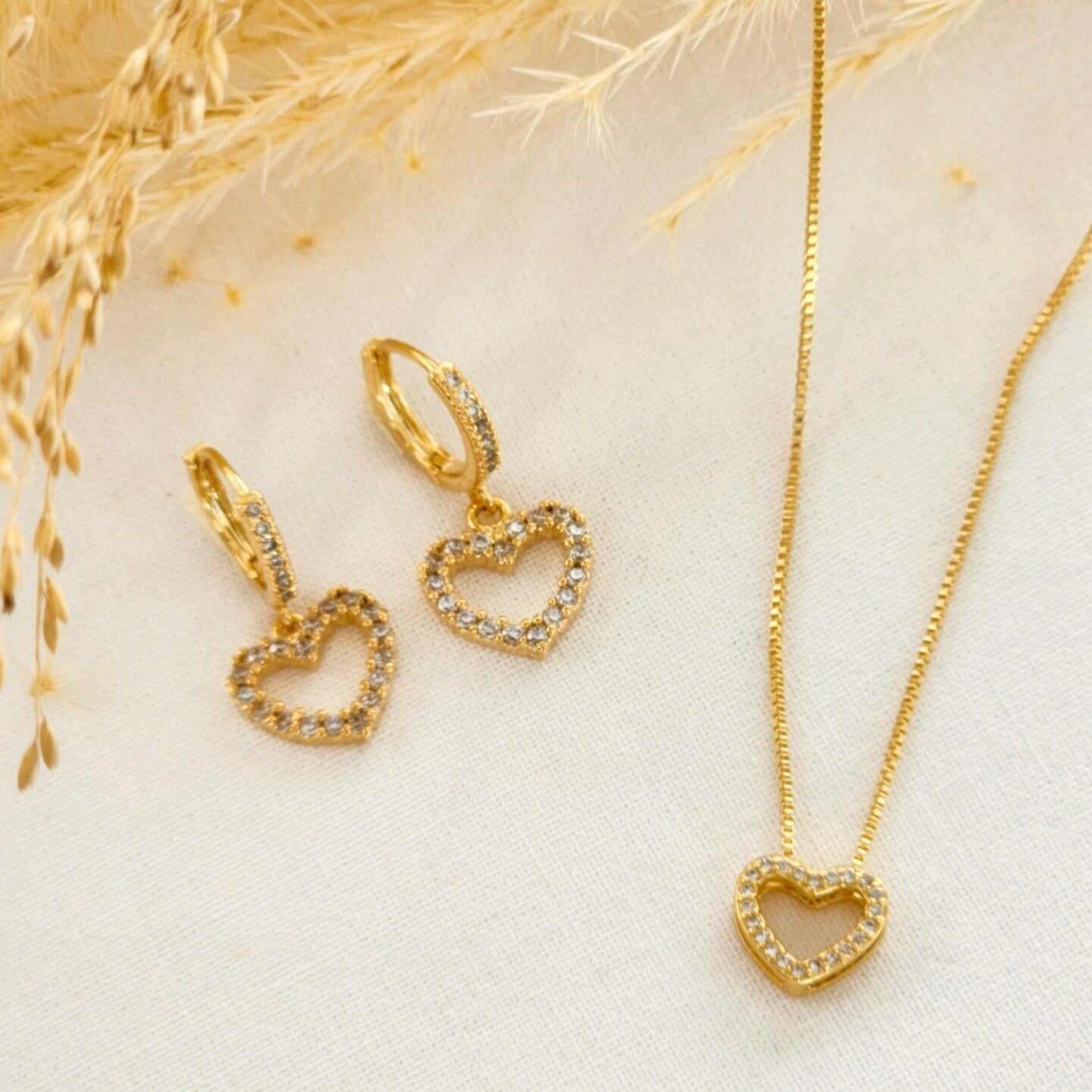 Conjunto Colar e Brinco Coração Vazado Cravejado - Banho de Ouro 18k