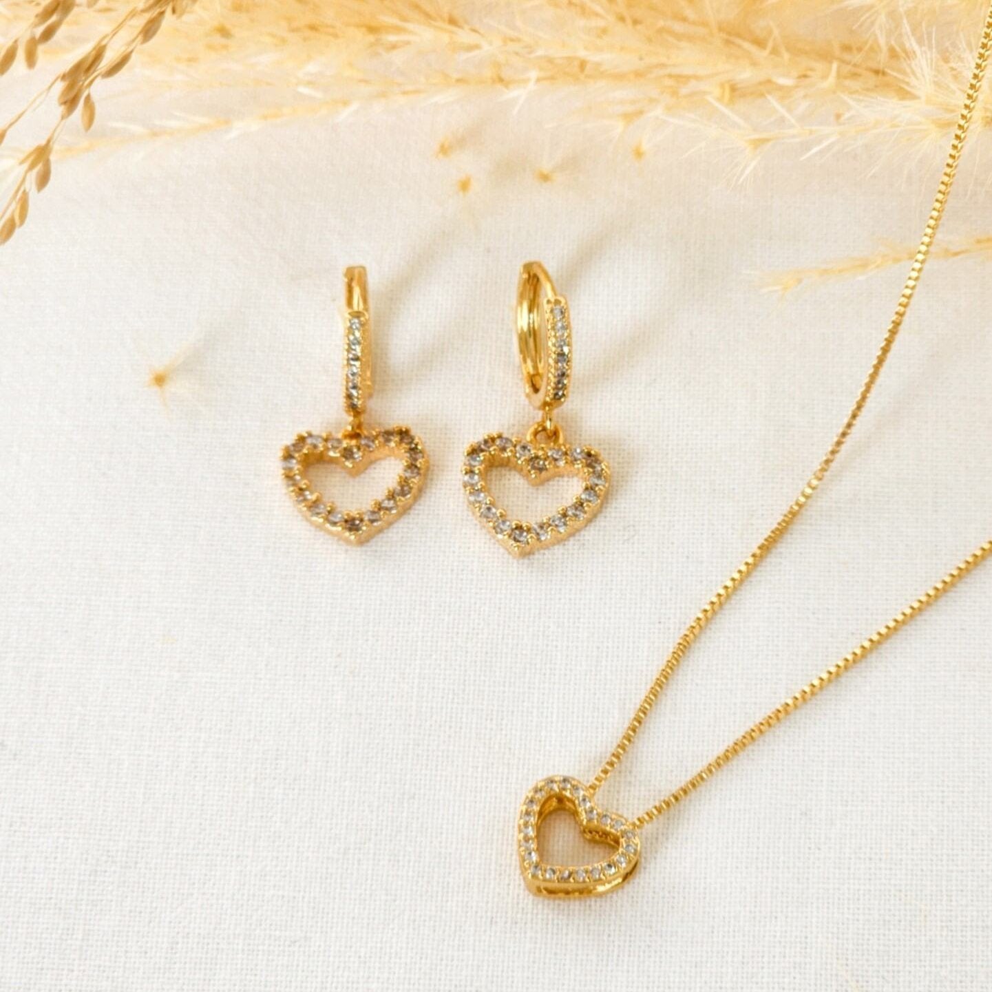 Conjunto Colar e Brinco Coração Vazado Cravejado - Banho de Ouro 18k