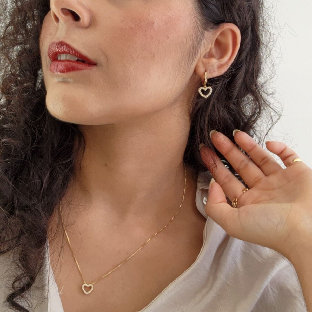 Conjunto Colar e Brinco Coração Vazado Cravejado - Banho de Ouro 18k