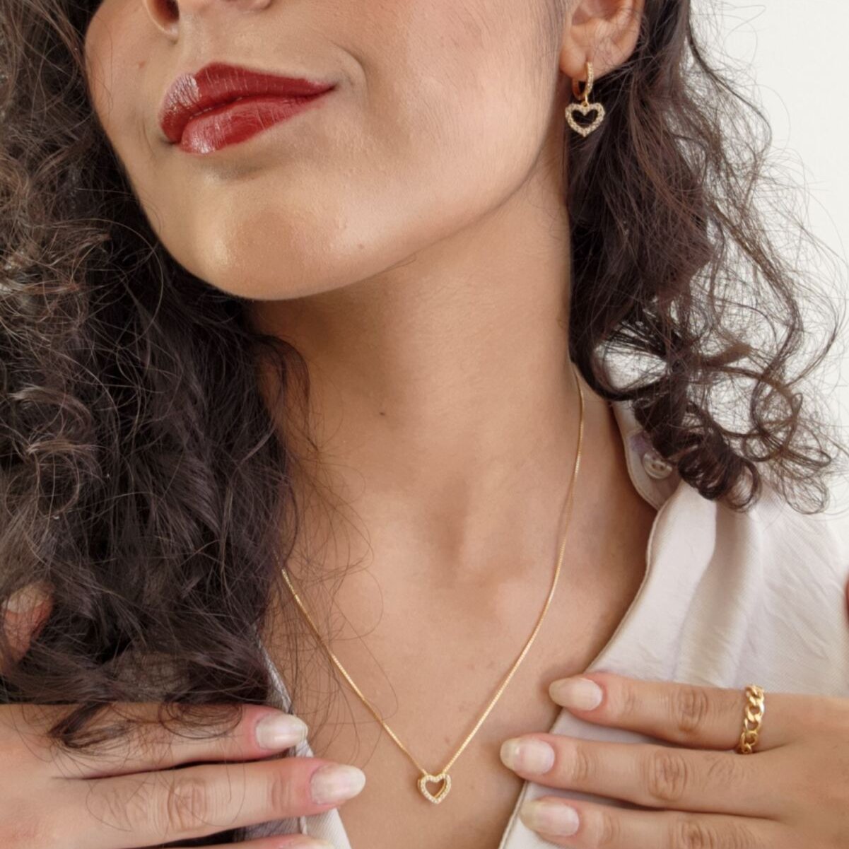 Conjunto Colar e Brinco Coração Vazado Cravejado - Banho de Ouro 18k