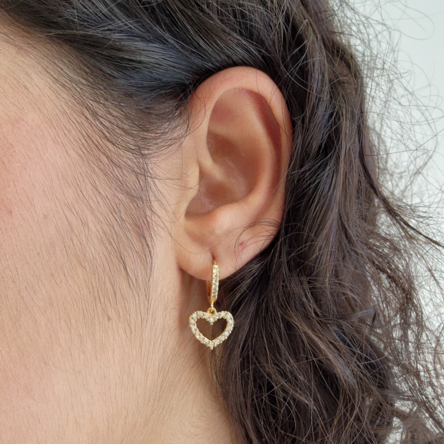 Conjunto Colar e Brinco Coração Vazado Cravejado - Banho de Ouro 18k