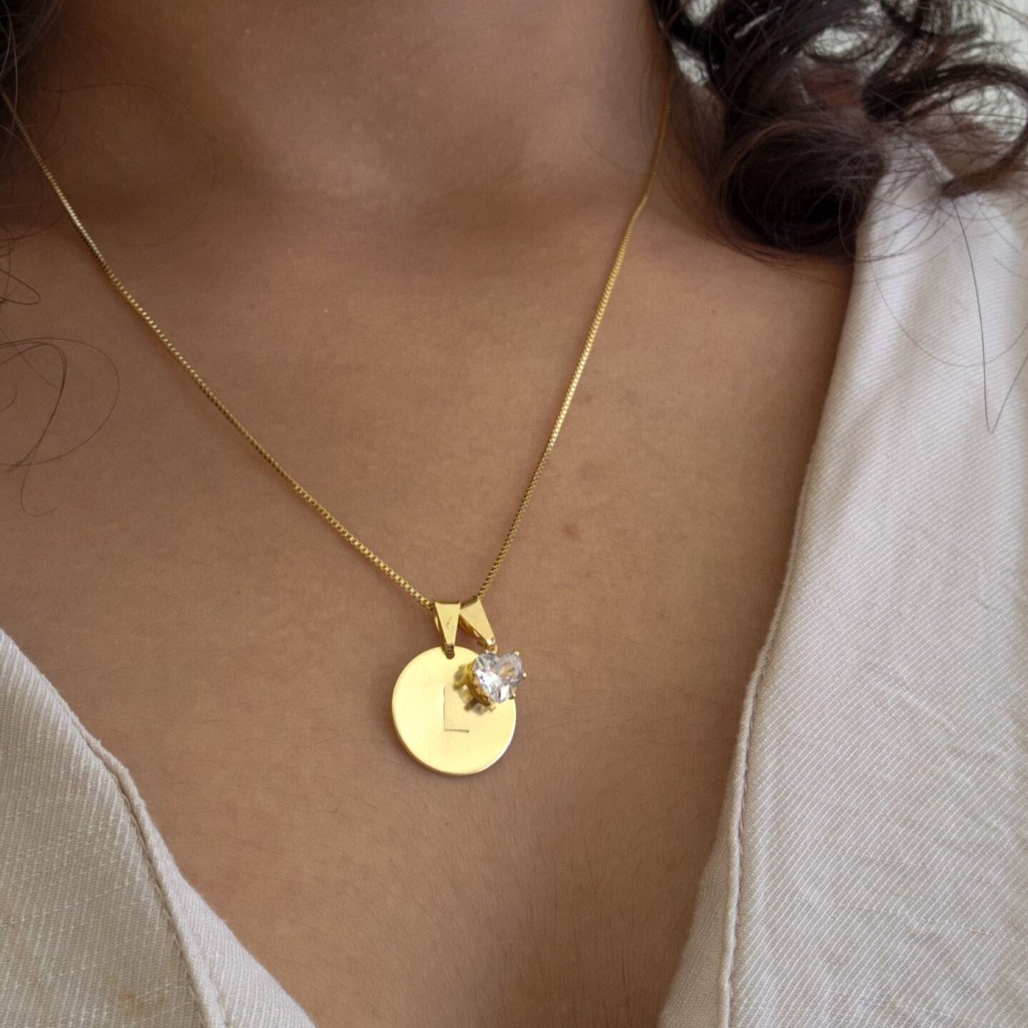 Colar Medalha Inicial Letra Personalizado por Punção - Banho de Ouro 18k