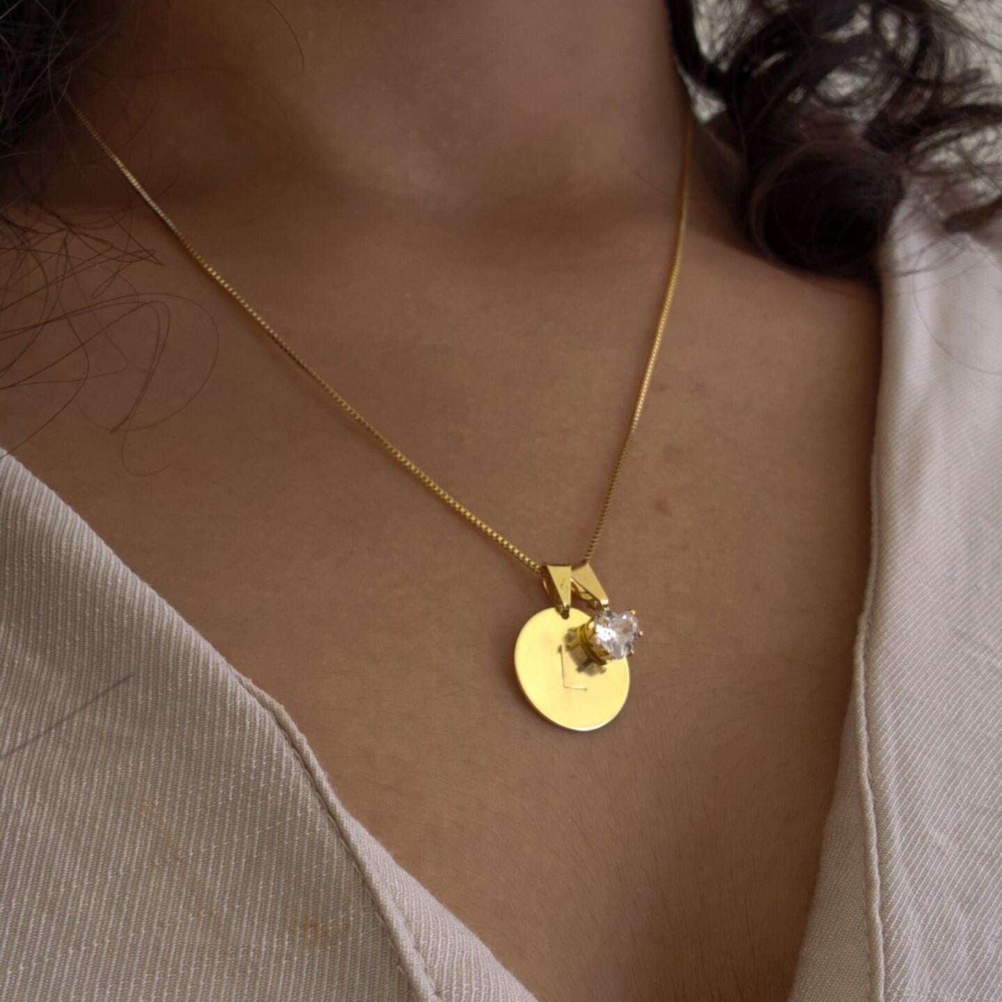 Colar Medalha Inicial Letra Personalizado por Punção - Banho de Ouro 18k