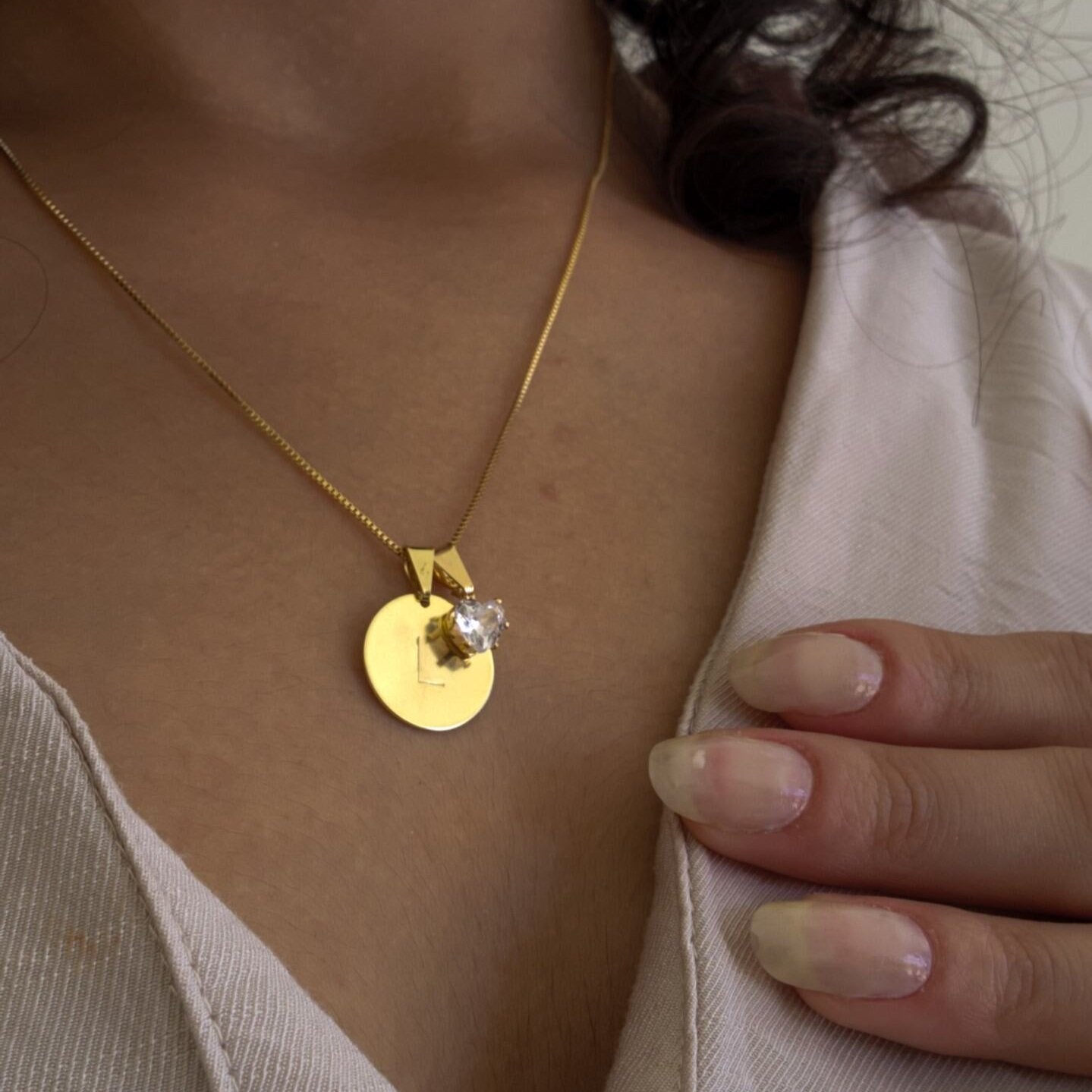 Colar Medalha Inicial Letra Personalizado por Punção - Banho de Ouro 18k
