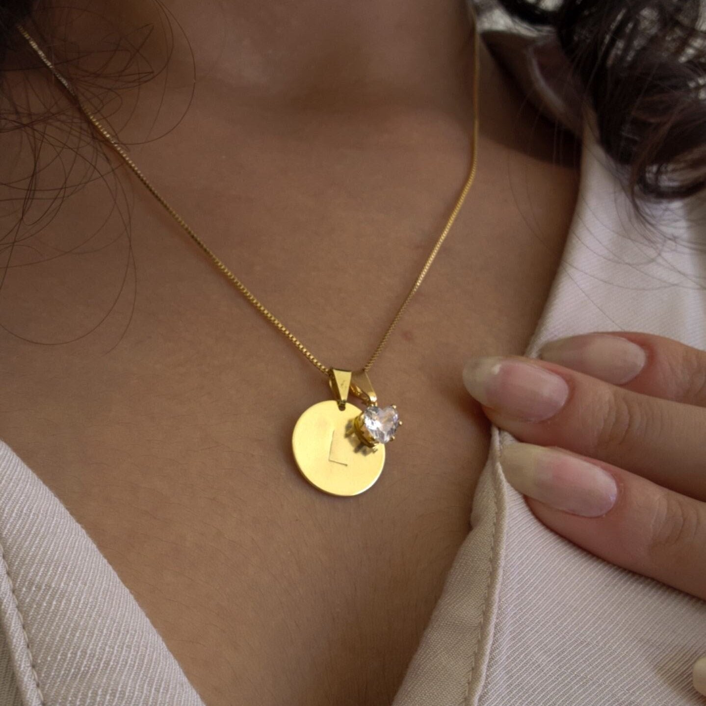 Colar Medalha Inicial Letra Personalizado por Punção - Banho de Ouro 18k